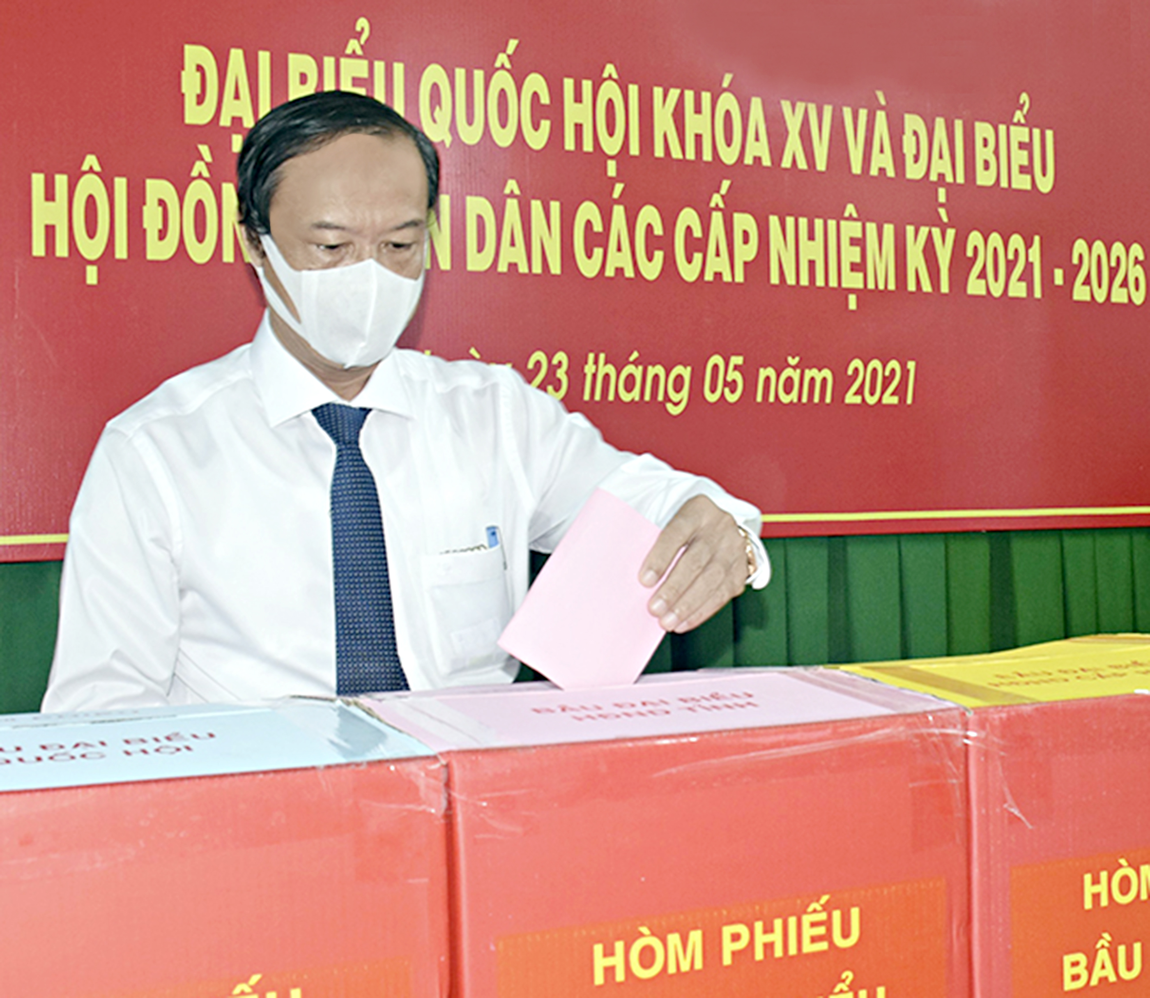 Cử tri Nguyễn Văn Thọ, Chủ tịch UBND tỉnh, Chủ tịch UBBC tỉnh tham dự Lễ khai mạc và bỏ phiếu tại khu vực bỏ phiếu số 4 và số 5 (84, Hoàng Hoa Thám, phường 2, TP. Vũng Tàu). Ảnh: PHƯƠNG NAM