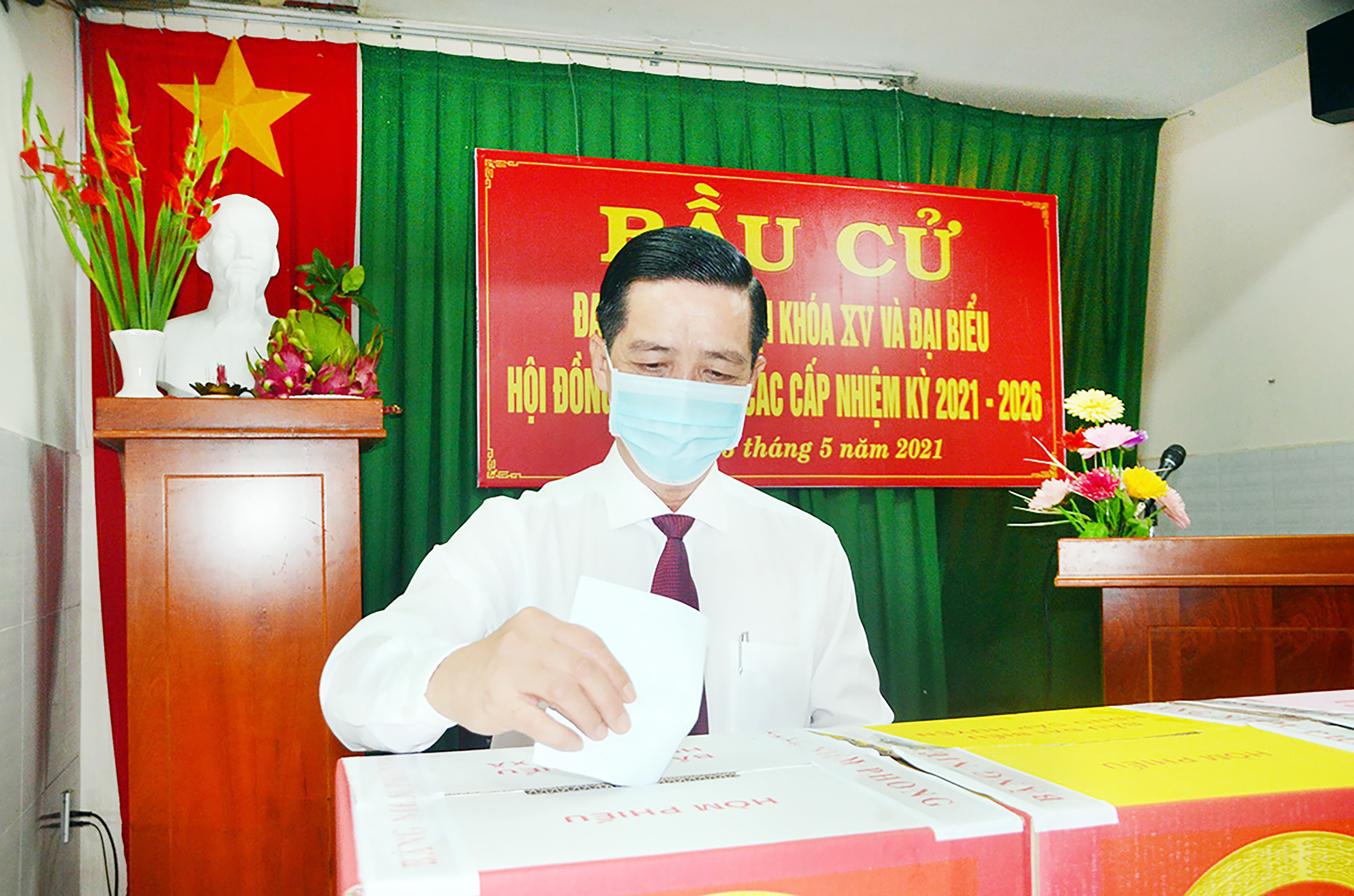 Cử tri Lưu Tài Đoàn, Ủy viên Ban Thường vụ Tỉnh ủy, Trưởng Ban Tổ chức Tỉnh ủy bỏ phiếu tại Khu vực bỏ phiếu số 2 (Trụ sở KP1, 13 Lý Thường Kiệt, phường Phước Hiệp, TP.Bà Rịa).