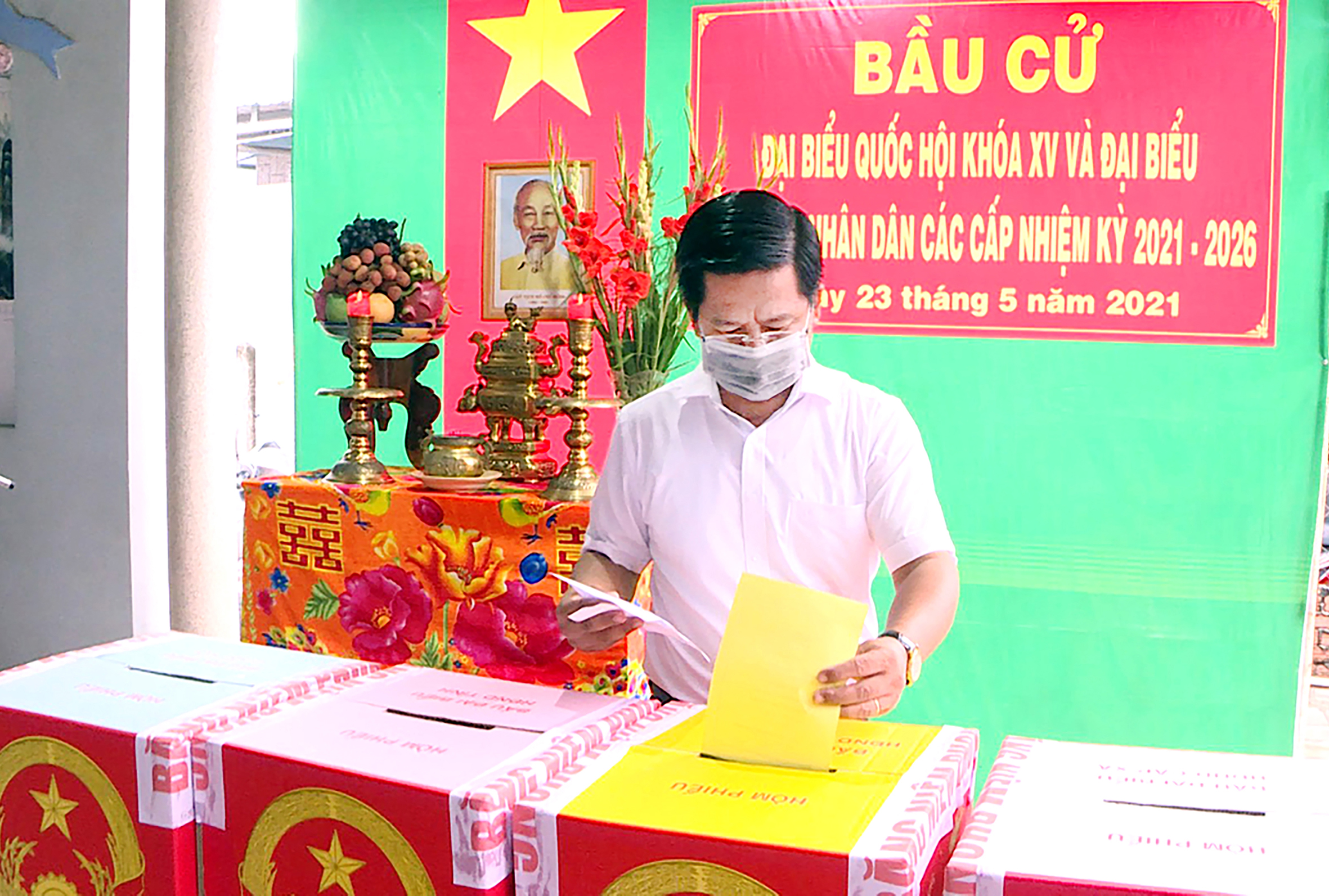 Cử tri Bùi Chí Thành, Ủy viên Ban Thường vụ Tỉnh ủy, Chủ tịch UBMTTQ Việt Nam tỉnh, Phó Chủ tịch UBBC tỉnh bỏ phiếu tại khu vực bỏ phiếu số 23 (KP.Thanh Bình, thị trấn Đất Đỏ).