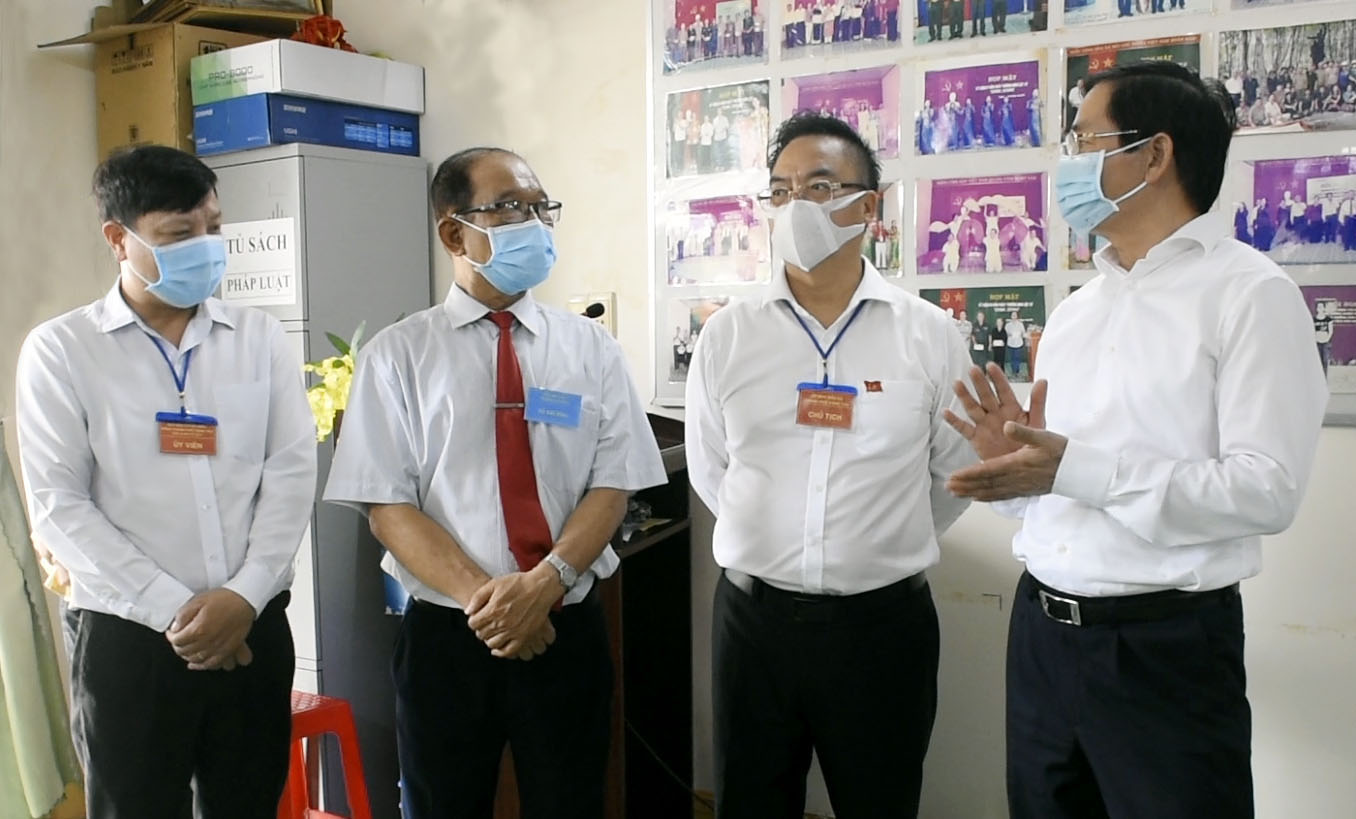 Ông Phạm Viết Thanh (bìa phải), Ủy viên Trung ương Đảng, Bí thư Tỉnh ủy, Trưởng BCĐ Bầu cử tỉnh đến thăm, động viên thành viên Tổ bầu cử khu vực bỏ phiếu số 3 (Trụ sở KP.3, 29A Tôn Thất Thuyết, phường 9, TP. Vũng Tàu), sáng 23/5. Ảnh: TRẦN TRÀ