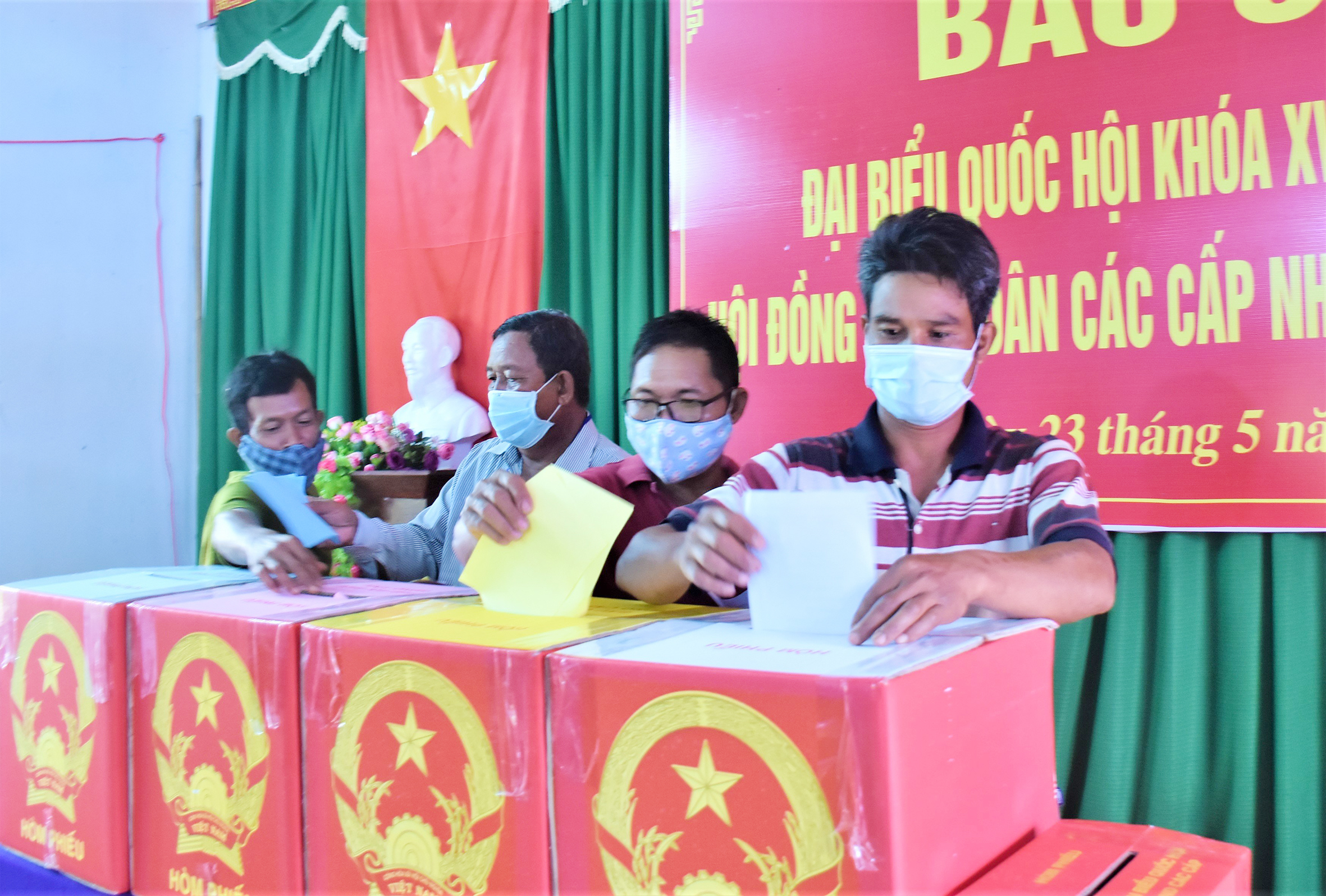 Cử tri người dân tộc thiểu số bỏ phiếu tại khu vực bỏ phiếu số 2 (thôn Tân Châu, xã Bàu Chinh, huyện Châu Đức).