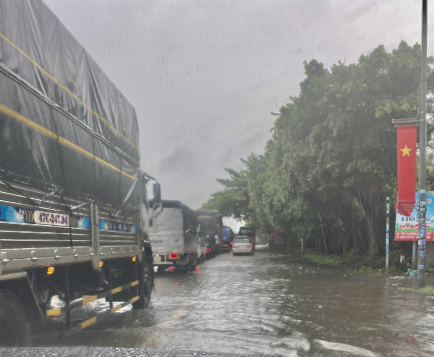 Mưa to khiến trời tối sầm, các phương tiện lưu thông trên đường 3/2 sáng 25/5 đều phải bật đèn khẩn cấp để tránh va chạm.