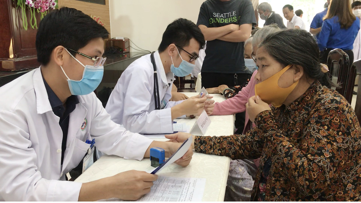 Học Bác bằng những hành động thiết thực, CLB Thầy thuốc trẻ hằng năm đều tổ chức ra quân, khám chữa bệnh cho người dân vùng xa. Trong ảnh: CLB Thầy thuốc trẻ tỉnh khám bệnh cho bà con nhân dân huyện Châu Đức.