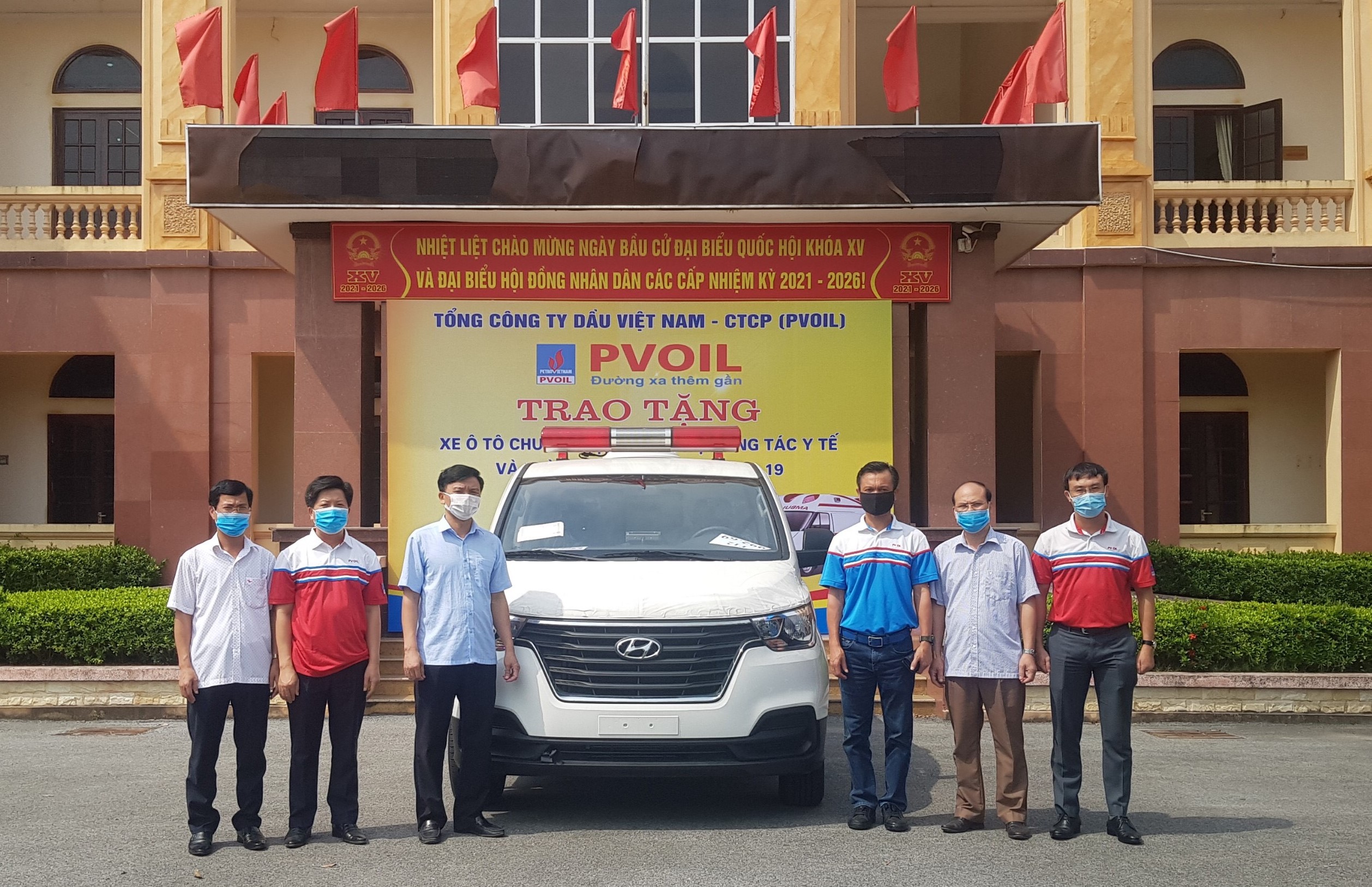 PVOIL tặng xe cứu thương phục vụ công tác phòng chống dịch COVID-19 cho huyện Kim Động.