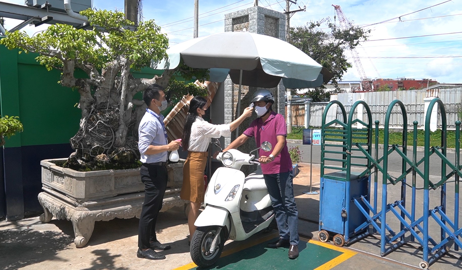 Thành viên “Tổ an toàn COVID-19” Công ty CP LDT (KCN Đông Xuyên, TP. Vũng Tàu) kiểm tra thân nhiệt người lao động và yêu cầu sát khuẩn tay trước khi vào cổng.