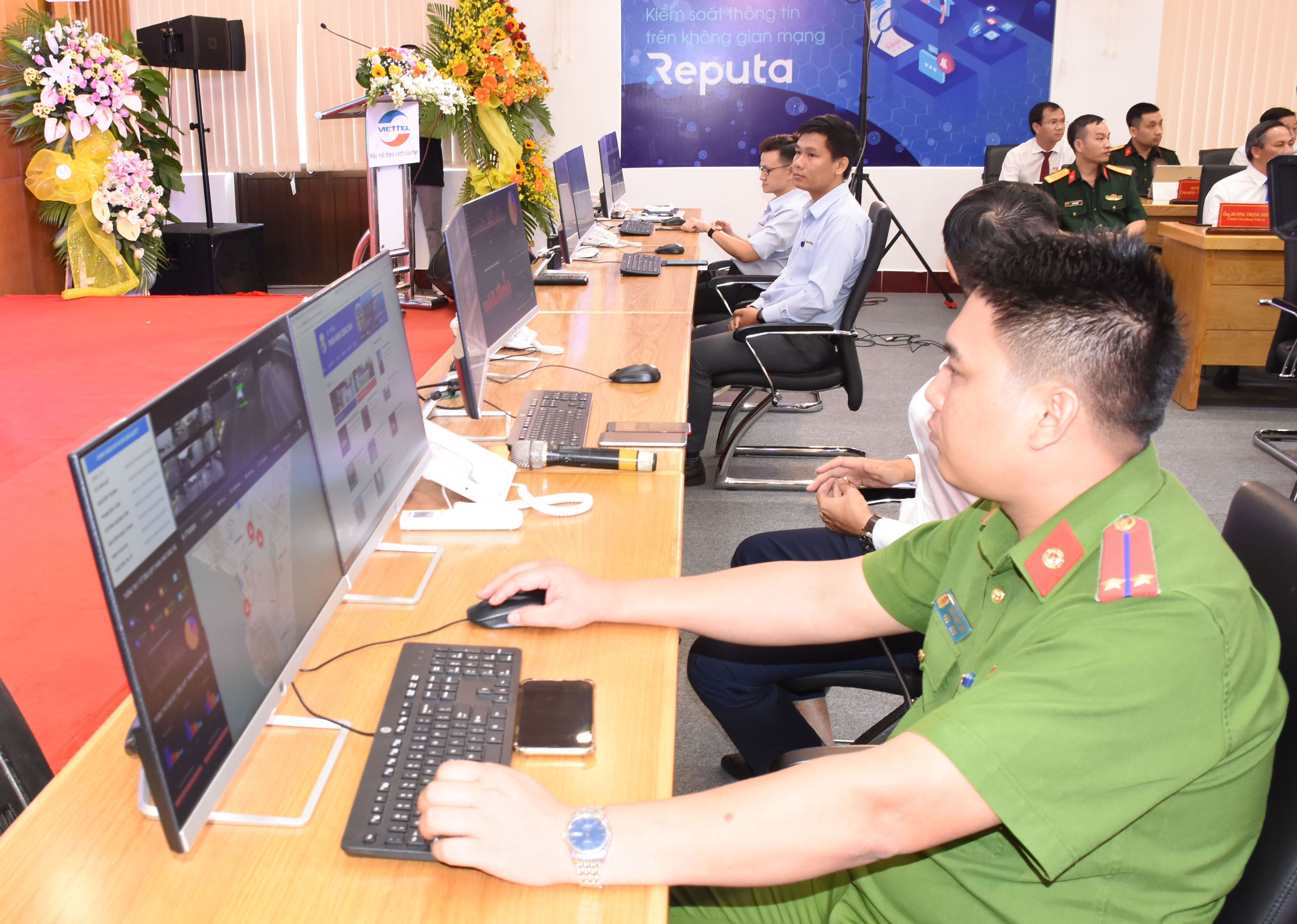 Công an TP. Vũng Tàu kiểm tra các số liệu truyền về từ các camera dữ liệu tại Trung tâm điều hành điều hành đô thị thông minh.