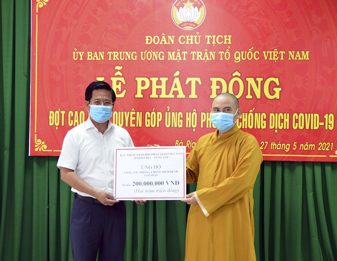 Thầy Thích Nhuận Nghĩa, Phó Trưởng Ban Trị sự Giáo hội Phật giáo Việt Nam tỉnh trao bảng tưởng trưng số tiền ủng hộ công tác phòng, chống dịch COVID 19.
