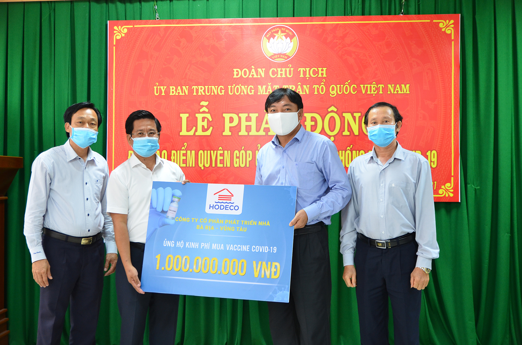 Ông Lê Viết Liên, Tổng Giám đốc Công ty CP Phát triển nhà tỉnh BR-VT trao tặng số tiền 1 tỷ đồng cho UBMTTQ Việt Nam tỉnh để mua vaccine phòng, chống dịch bệnh COVID-19.