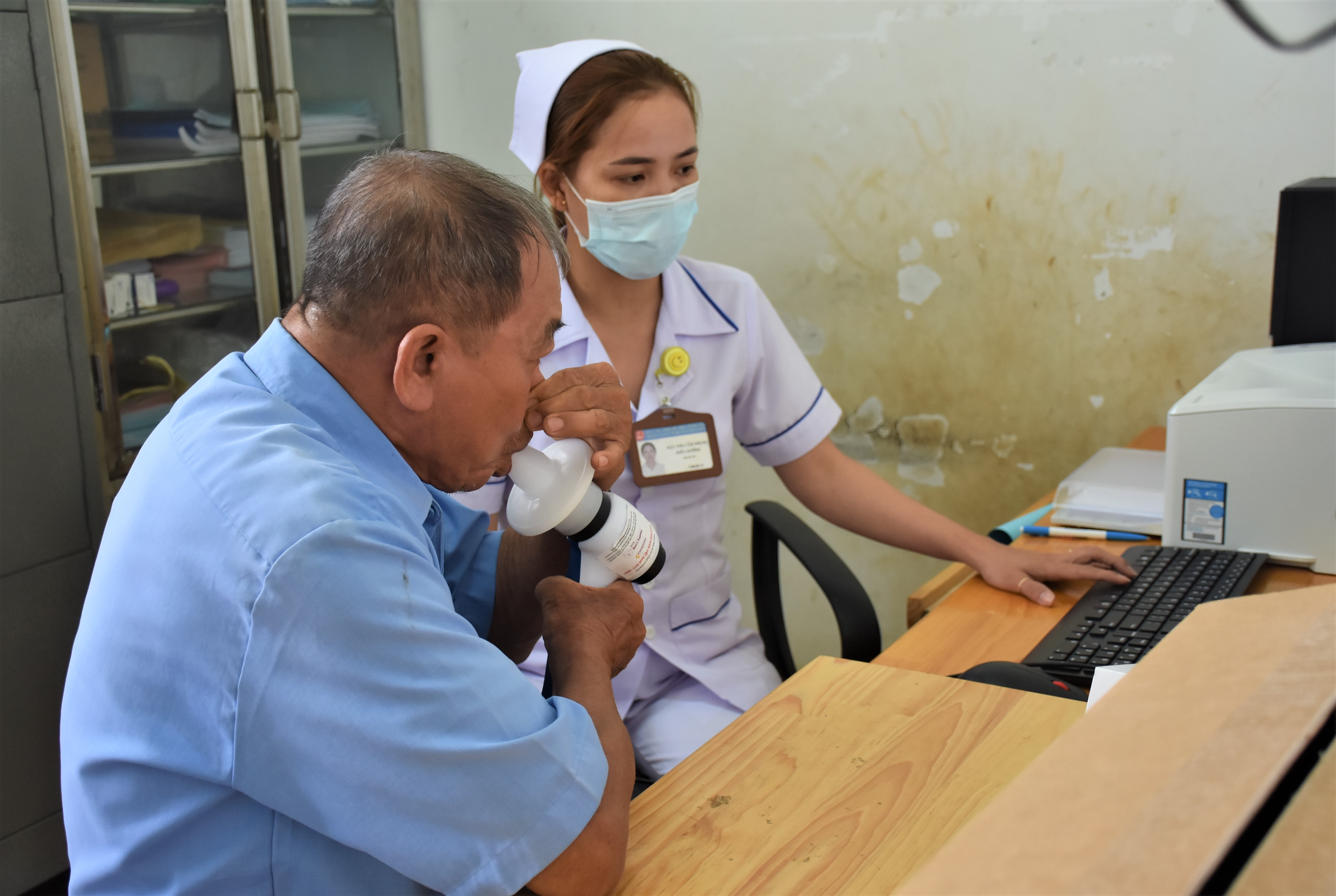 Bệnh nhân được kiểm tra bệnh về đường hô hấp bằng máy đo chức năng hô hấp tại TTYT huyện Châu Đức.