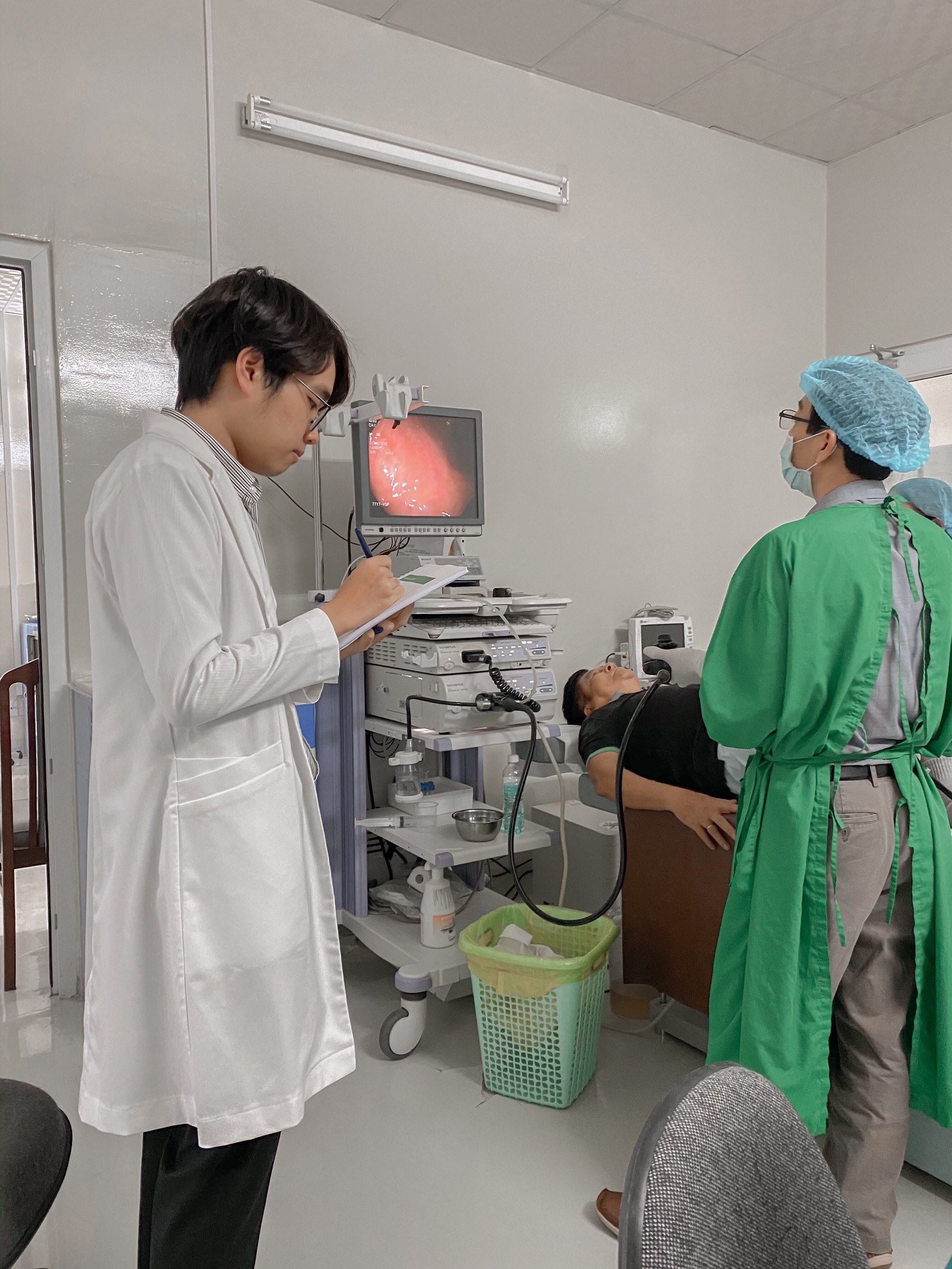 Minh Đảo trải nghiệm công việc của một bác sĩ tại Trung tâm y tế Vietsovpetro.