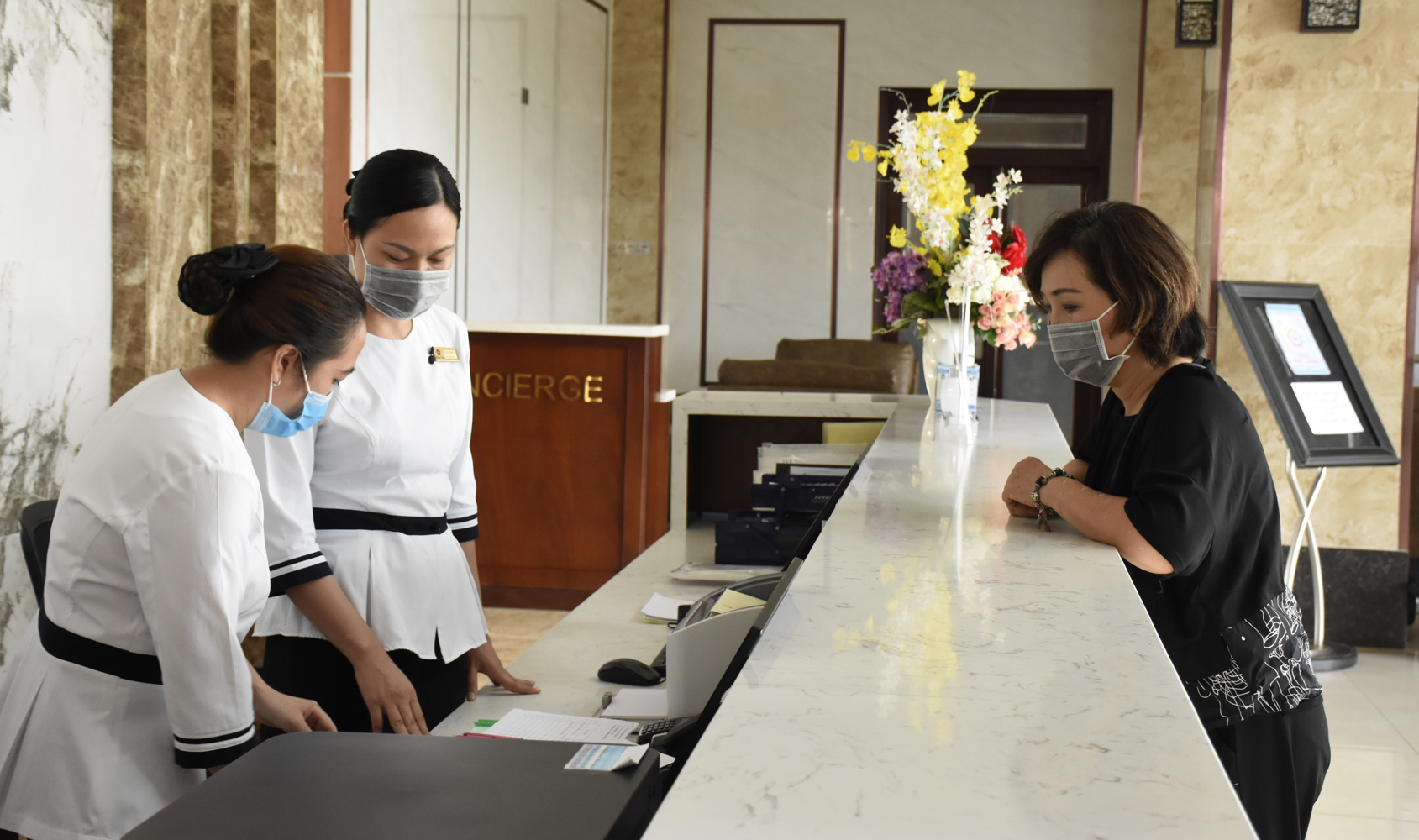  Du khách làm thủ tục nhận phòng tại khách sạn Bella Vita.