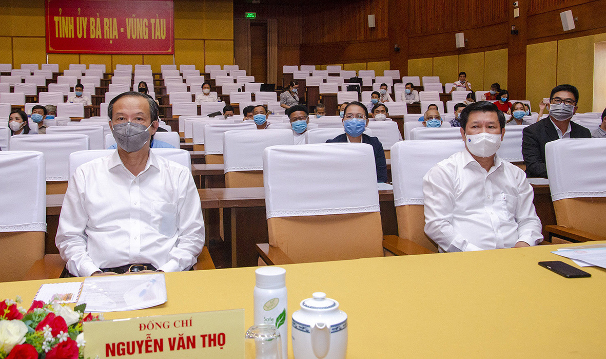 Ông Nguyễn Văn Thọ, Phó Bí thư Tỉnh ủy, Chủ tịch UBND tỉnh; ông Bùi Chí Thành, Ủy viên Ban Thường vụ Tỉnh ủy; ông Nguyễn Văn Xinh, Ủy viên Ban Thường vụ Tỉnh ủy, Trưởng Ban Tuyên giáo Tỉnh ủy tham dự Lễ phát động tại điểm cầu Hội trường Trung tâm Hành chính – Chính trị tỉnh.