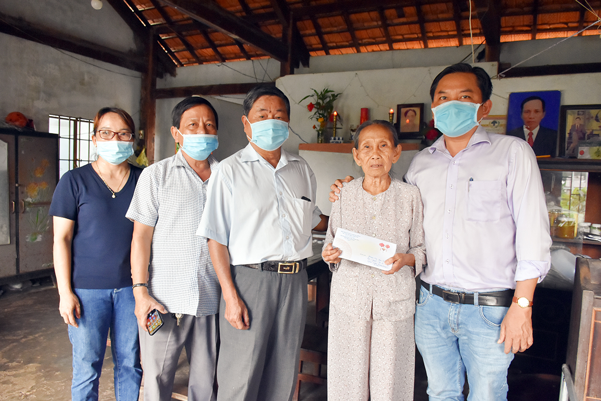Trung tướng Châu Văn Mẫn, Anh hùng LLVTND, Chủ tịch Hội Đồng hương Quảng Nam - Đà Nẵng tại BR-VT (thứ 3 từ trái qua) thăm, tặng quà gia đình bà Trần Thị Trí (xã Bông Trang, huyện Xuyên Mộc).