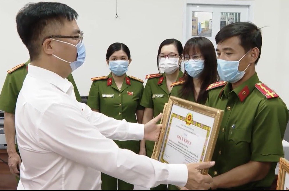 Ông Hoàng Vũ Thảnh, Quyền Chủ tịch UBND TP. Vũng Tàu thăm, động viên và khen thưởng đột xuất tập thể và 33 cán bộ chiến sĩ  Công an TP. Vũng Tàu đạt thành tích cao trong cấp căn cước công dân.