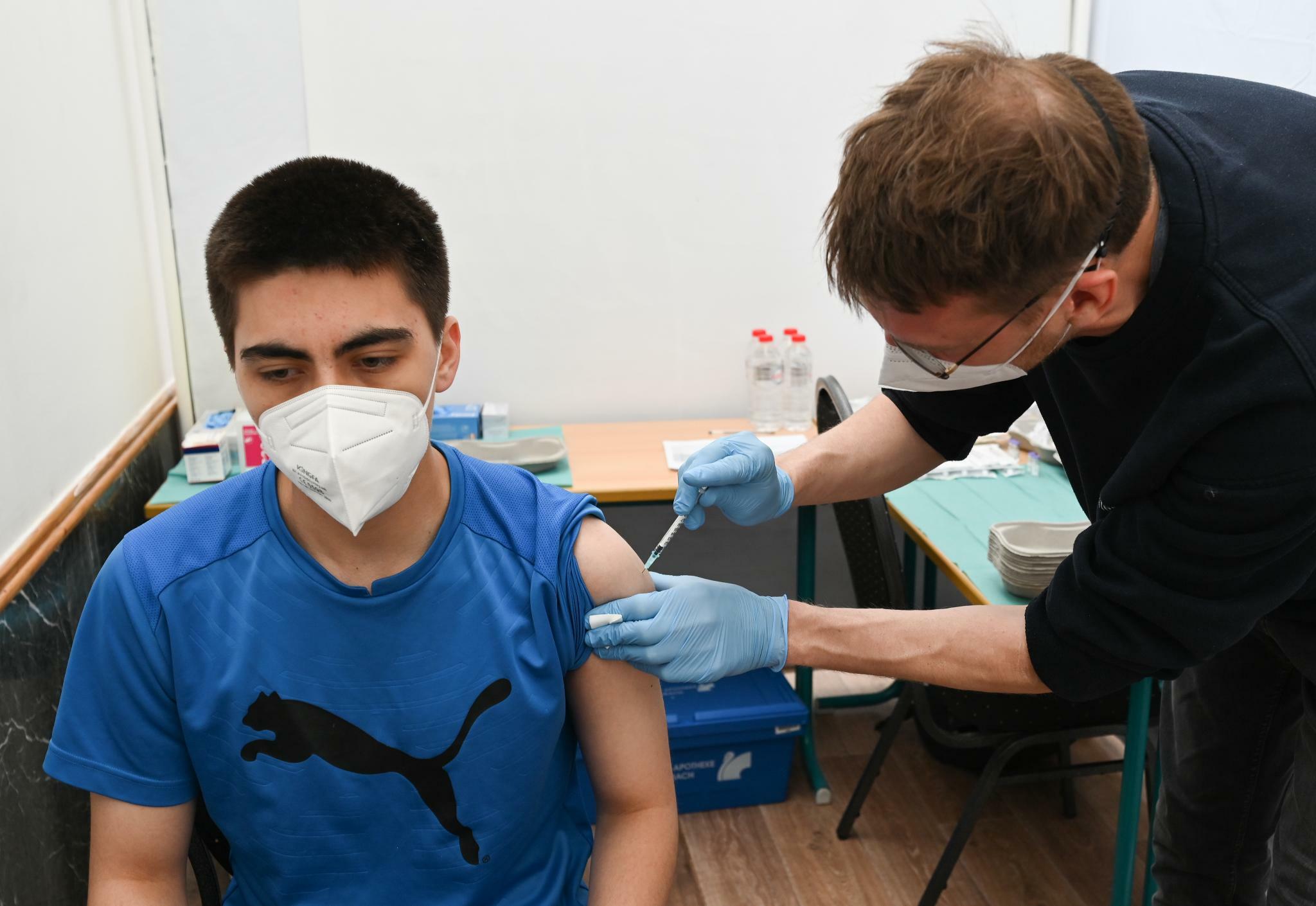 Người dân tiêm chủng vắc xin ngừa COVID-19  tại Frankfurt (Đức), ngày 27/5.