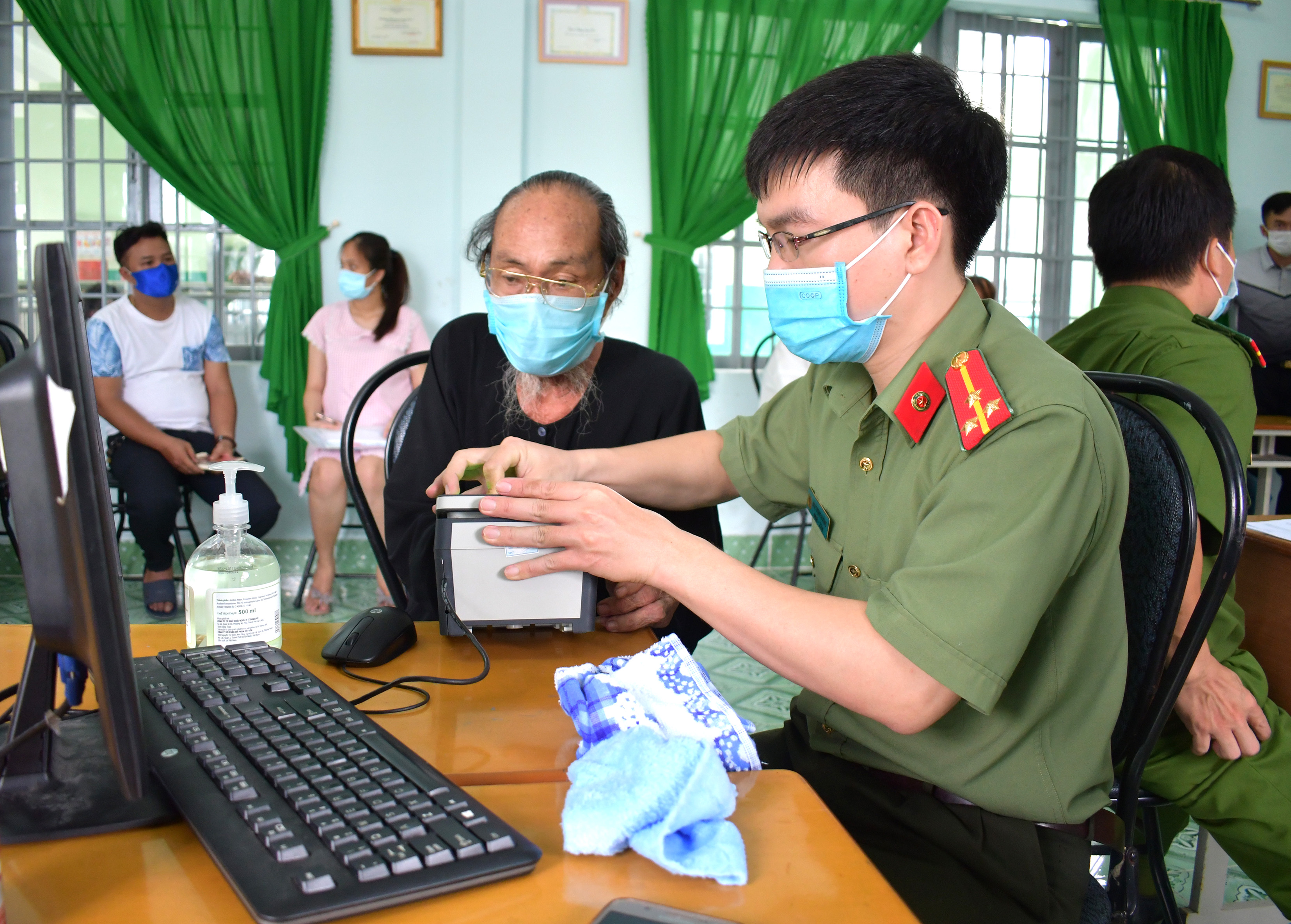 Người dân xã Long Sơn (TP. Vũng Tàu) đến làm thủ tục cấp CCCD.