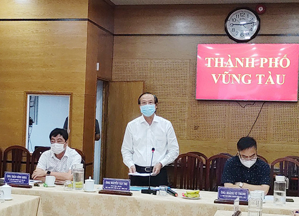 Ông Nguyễn Văn Thọ, Chủ tịch UBND tỉnh, Trưởng BCĐ Phòng, chống COVID-19 tỉnh tham dự cuộc họp trực tuyến tại điểm cầu UBND TP.Vũng Tàu. 