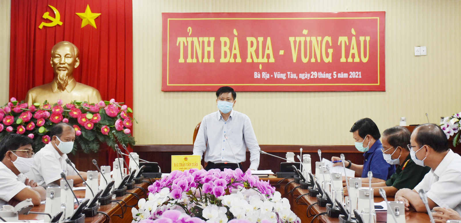 Ông Trần Văn Tuấn, Phó Chủ tịch UBND tỉnh, Phó Trưởng BCĐ tham dự cuộc họp tại đầu cầu UBND tỉnh.  