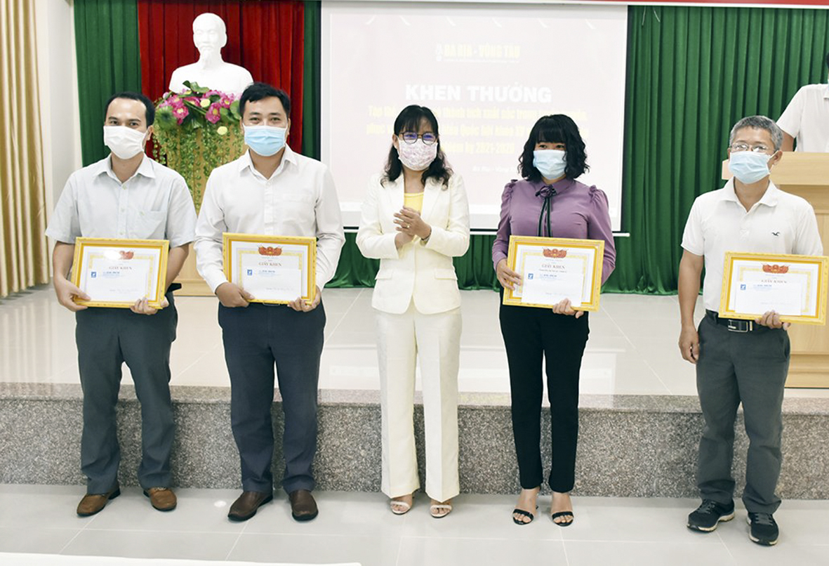 Bà Đỗ Nguyễn Hoàng Dung, Quyền Tổng Biên tập Báo BR-VT trao Giấy khen cho các tập thể có thành tích đặc biệt xuất sắc trong công tác tuyên truyền bầu cử đại biểu Quốc hội khóa XV và đại biểu HĐND các cấp nhiệm kỳ 2021-2026.