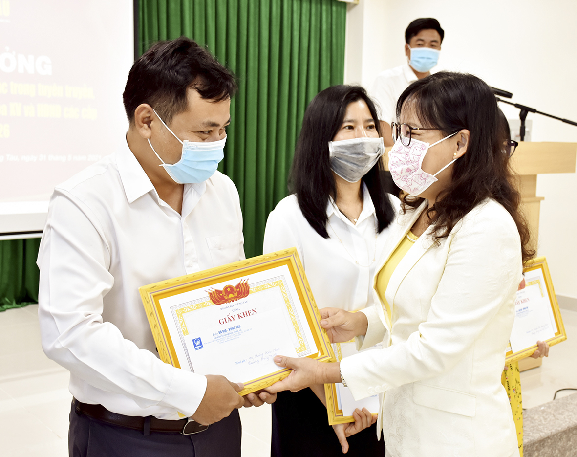 Bà Đỗ Nguyễn Hoàng Dung, Quyền Tổng Biên tập Báo BR-VT trao Giấy khen cho các cá nhân có thành tích đặc biệt xuất sắc trong công tác tuyên truyền bầu cử đại biểu Quốc hội khóa XV và đại biểu HĐND các cấp nhiệm kỳ 2021-2026.