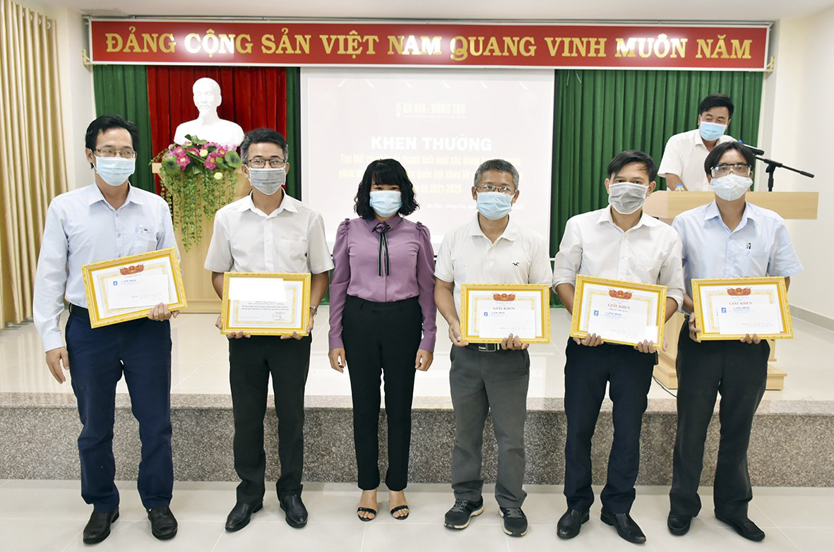 Bà Phạm Thị Trà, Chủ tịch Công đoàn Báo BR-VT trao Giấy khen cho các cá nhân có thành tích đặc biệt xuất sắc trong công tác tuyên truyền bầu cử đại biểu Quốc hội khóa XV và đại biểu HĐND các cấp nhiệm kỳ 2021-2026.