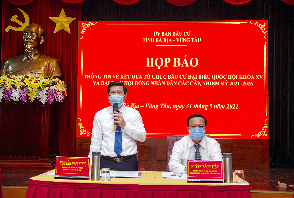 Ông Nguyễn Văn Xinh, Ủy viên Ban Thường vụ Tỉnh ủy, Trưởng Ban Tuyên giáo Tỉnh ủy, Ủy viên UBBC tỉnh; ông Huỳnh Bách Tiến, Phó Giám đốc Sở Nội vụ, Ủy viên  - Thư ký UBBC tỉnh, đồng chủ trì buổi họp báo.