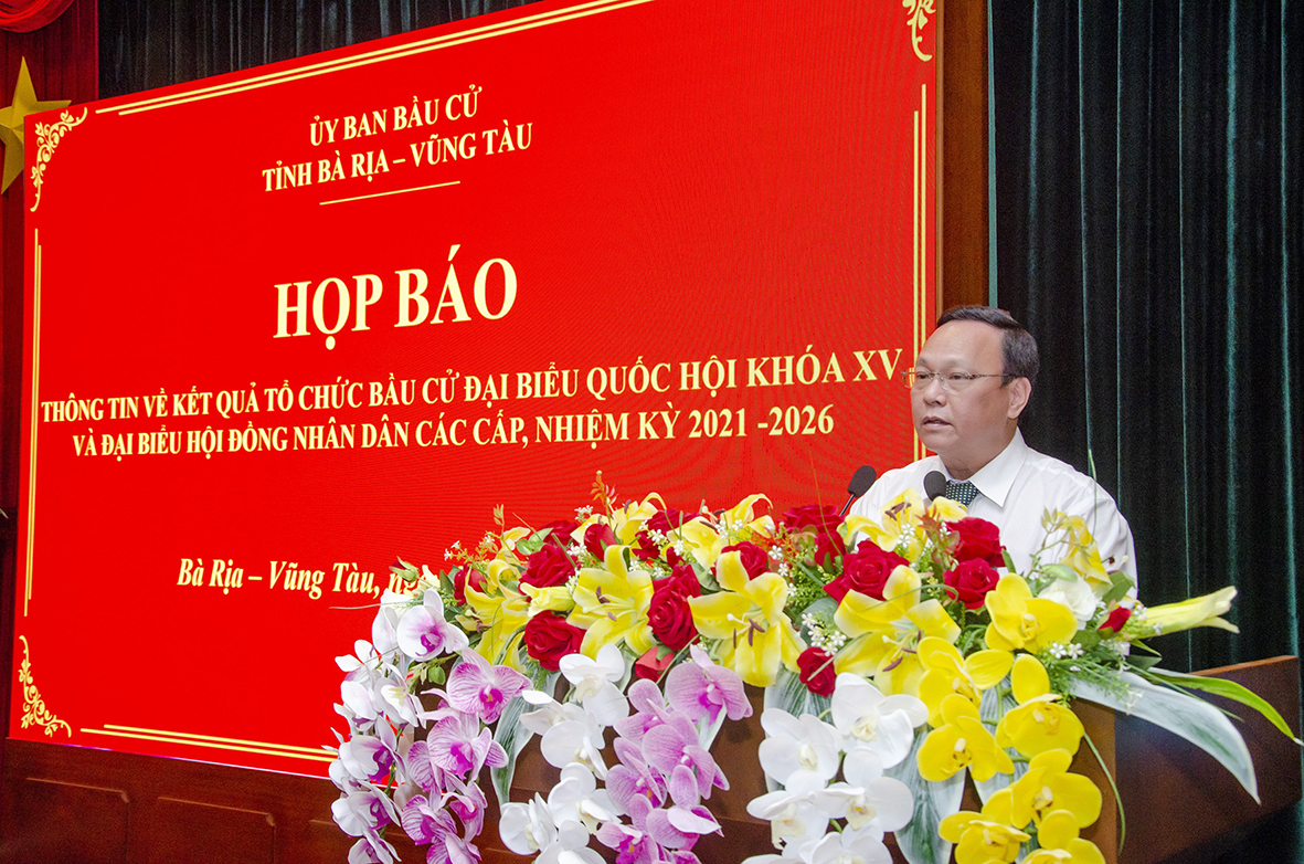 Ông Huỳnh Bách Tiến, Phó Giám đốc Sở Nội vụ, Ủy viên - Thư ký UBBC tỉnh thông tin về kết quả tổ chức bầu cử ĐBQH khóa XV và HĐND các cấp nhiệm kỳ 2021-2026 trên địa bàn tỉnh.