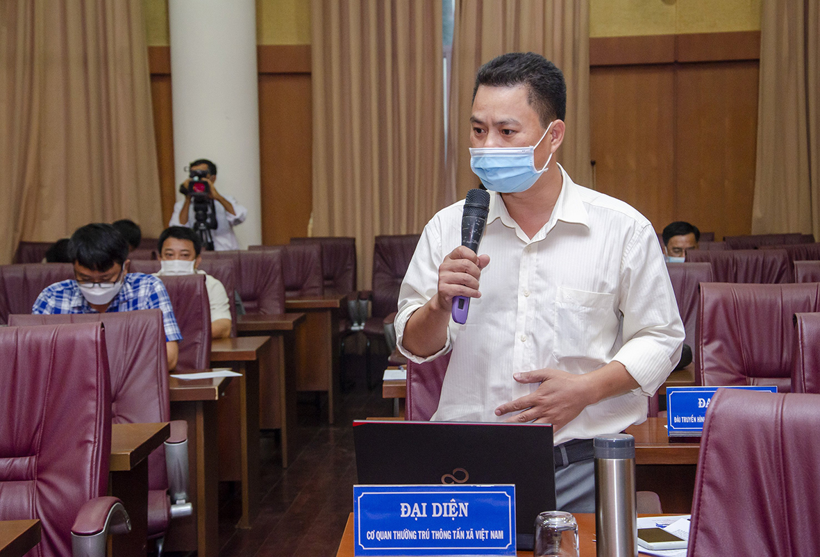 Nhà báo Đoàn Mạnh Dương, Trưởng đại diện Cơ quan thường trú Thông tấn xã Việt Nam tại BR-VT đặt câu hỏi về những công việc tiếp theo của tỉnh sau bầu cử; trình tự, thời gian tiến hành công bố danh sách đại biểu HĐND cấp huyện, xã...