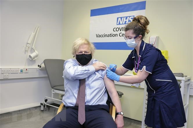 Nhân viên y tế tiêm vaccine ngừa COVID-19 cho Thủ tướng Anh Boris Johnson tại bệnh viện ở London.