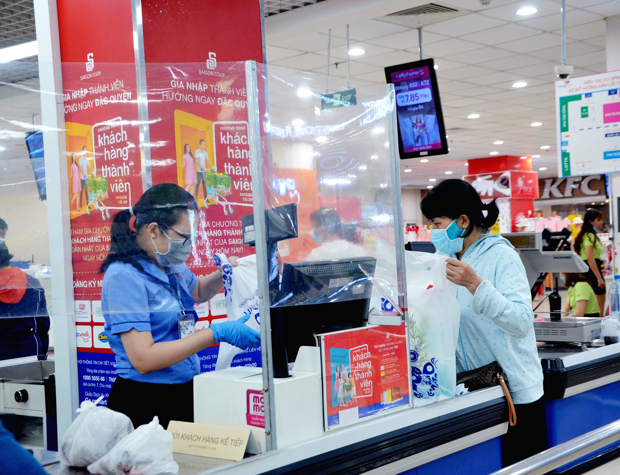 Khách hàng tuân thủ quy định 5K khi mua sắm tại Co.op Mart Vũng Tàu.