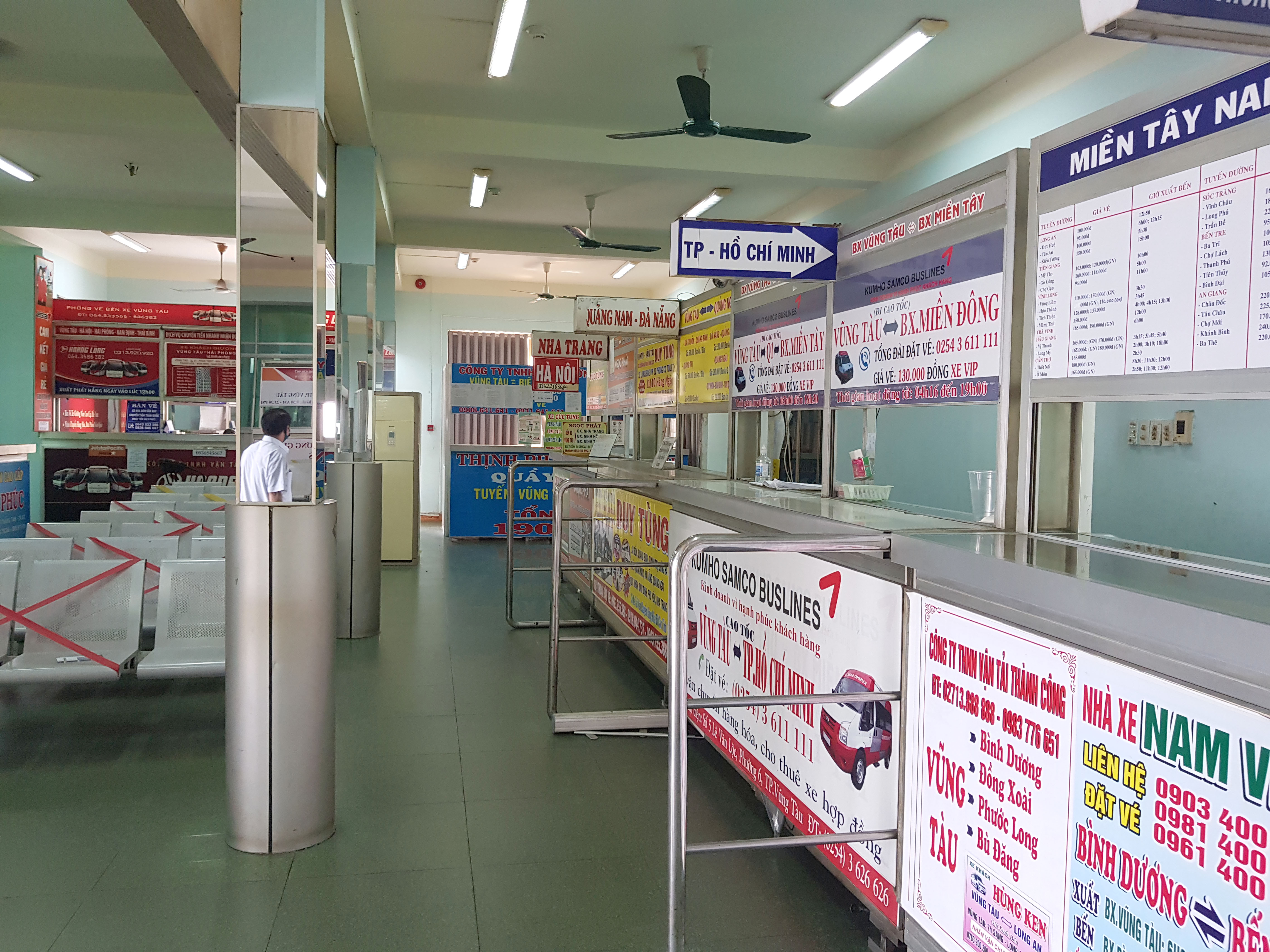 Phòng bán vé xe của Bến xe khách Vũng Tàu vắng lặng.
