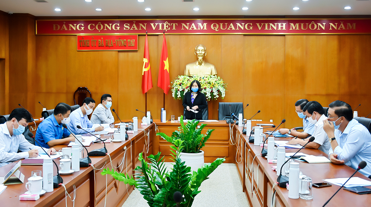 Bà Nguyễn Thị Yến, Phó Bí thư Thường trực Tỉnh ủy, Trưởng BCĐ 364 tỉnh phát biểu chỉ đạo tại cuộc họp.