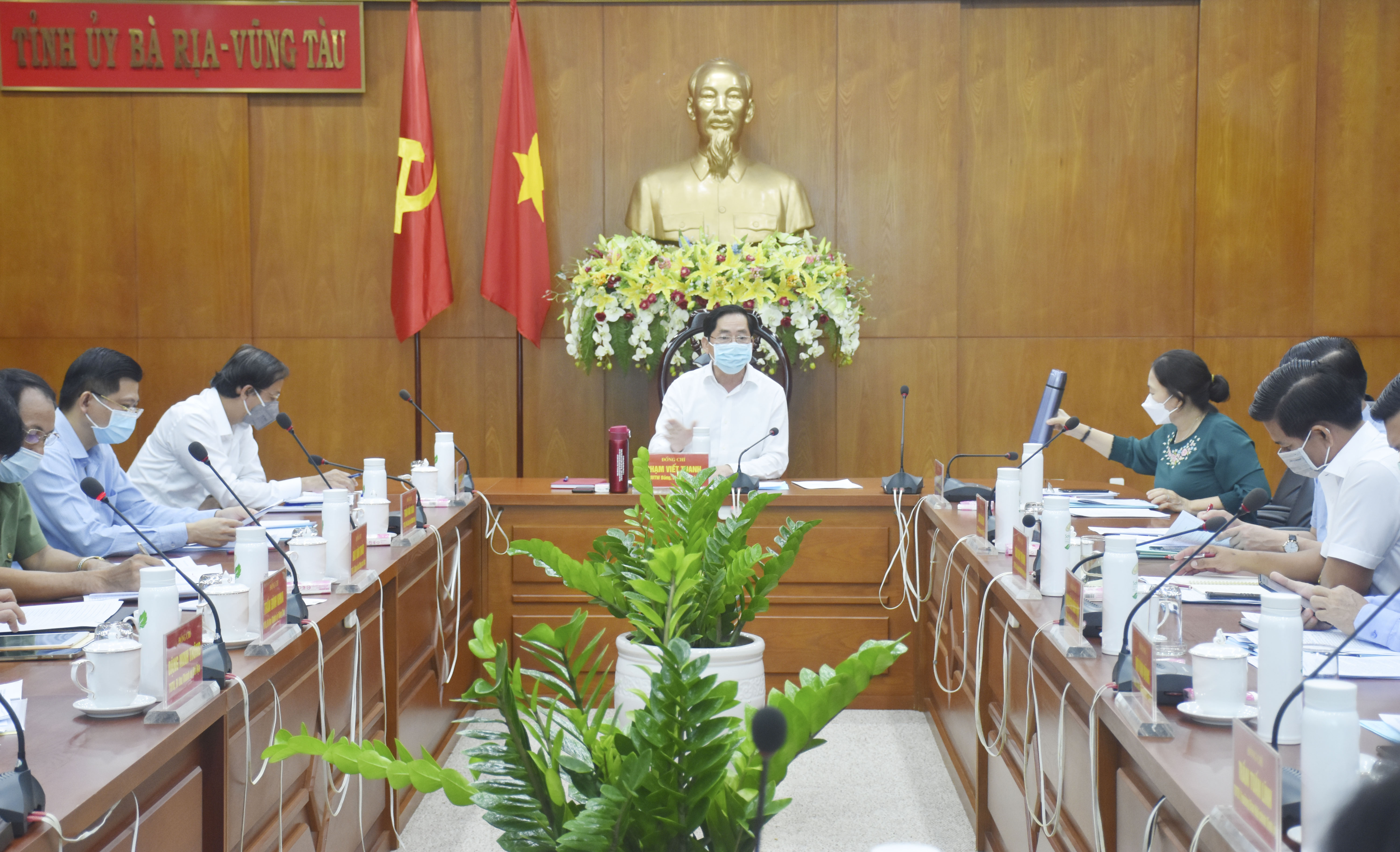 Ông Phạm Viết Thanh, Ủy viên Trung ương Đảng, Bí thư Tỉnh ủy chủ trì cuộc họp Ban Thường vụ Tỉnh ủy.