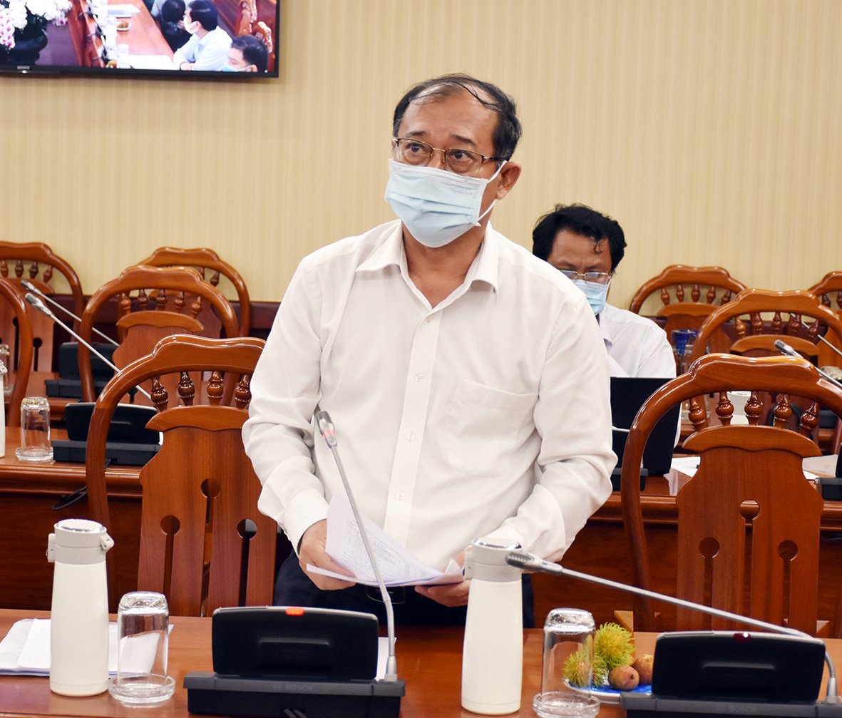 Ông Phạm Minh An, Giám đốc Sở Y tế, Phó Trưởng BCĐ Phòng, chống dịch COVID-19 tỉnh báo cáo công tác phòng, chống dịch trên địa bàn tỉnh.