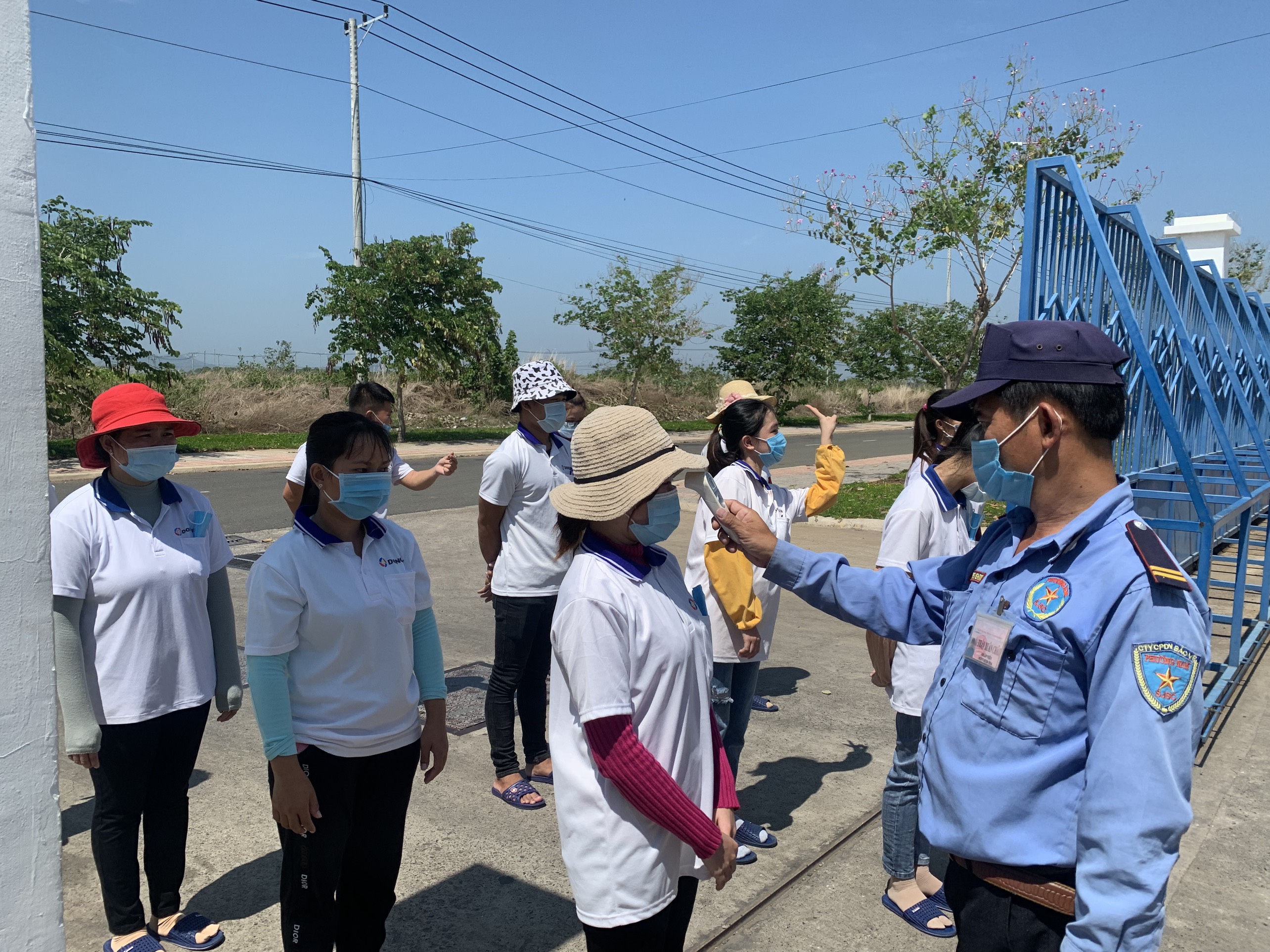 Đo kiểm tra thân nhiệt cho công nhân trước giờ làm tại Công ty Dongjin Golbal (KCN Đất Đỏ 1). Ảnh: THUY NHIÊN