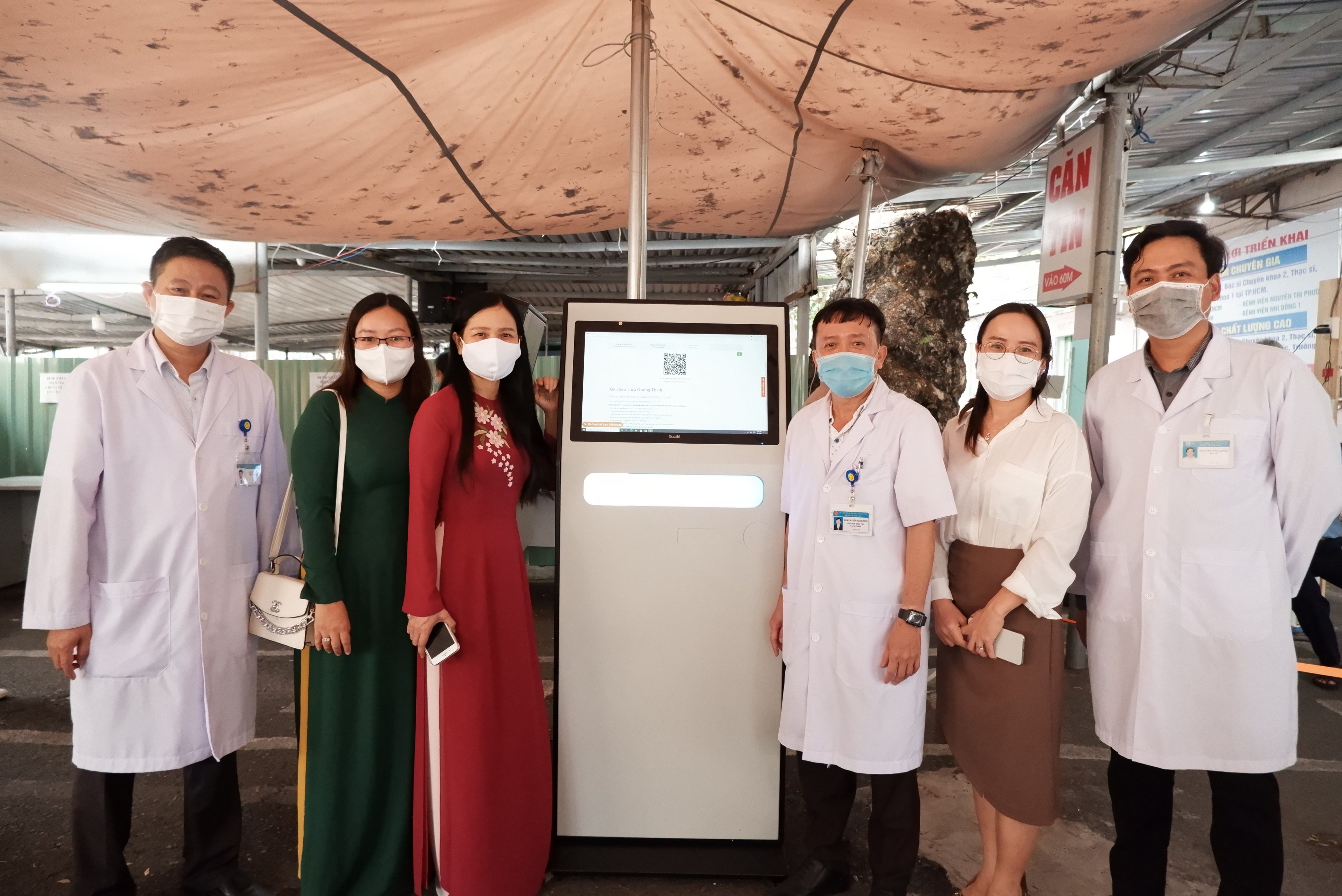 Bà Nguyễn Thị Thanh Thủy, Phó Giám đốc BIDV Chi nhánh BR-VT trao tặng máy khai báo y tế điện tử cho Bệnh viện Vũng Tàu.