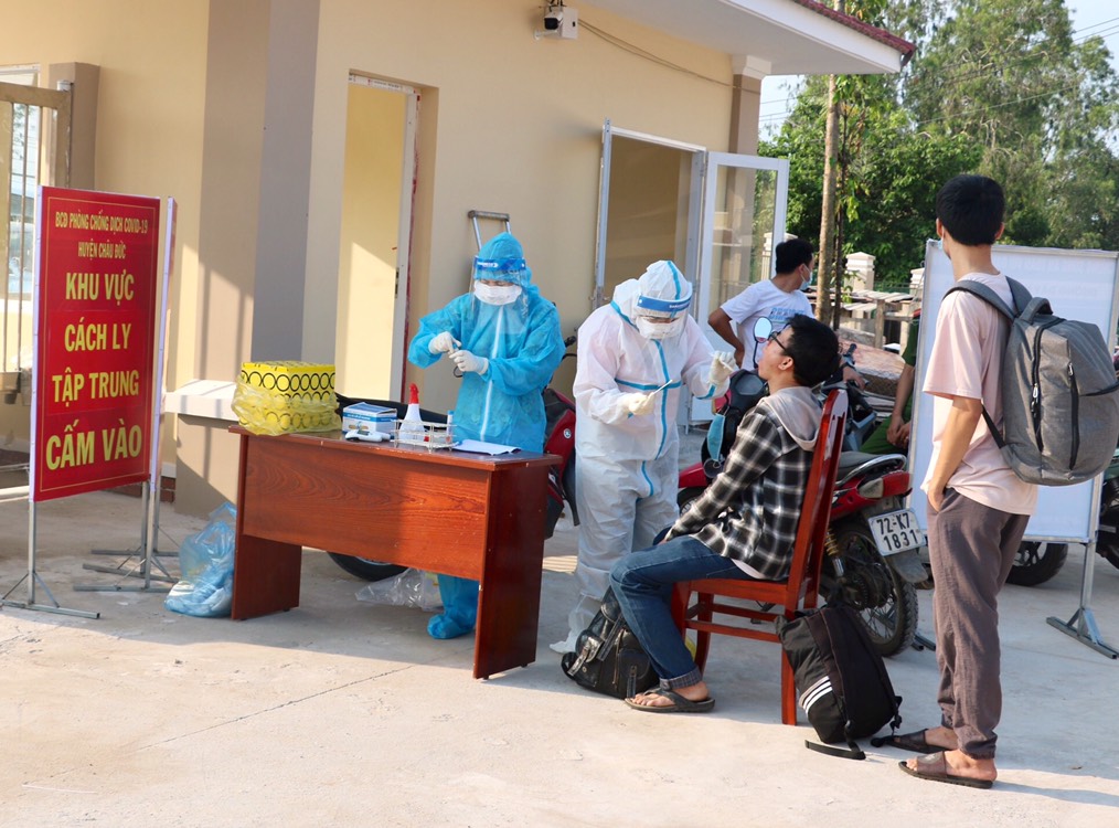 Nhân viên y tế lấy mẫu xét nghiệm các trường hợp trở về từ vùng dịch TP. Hồ Chí Minh trước khi vào khu cách ly tập trung tại Trường TH Trần Phú.