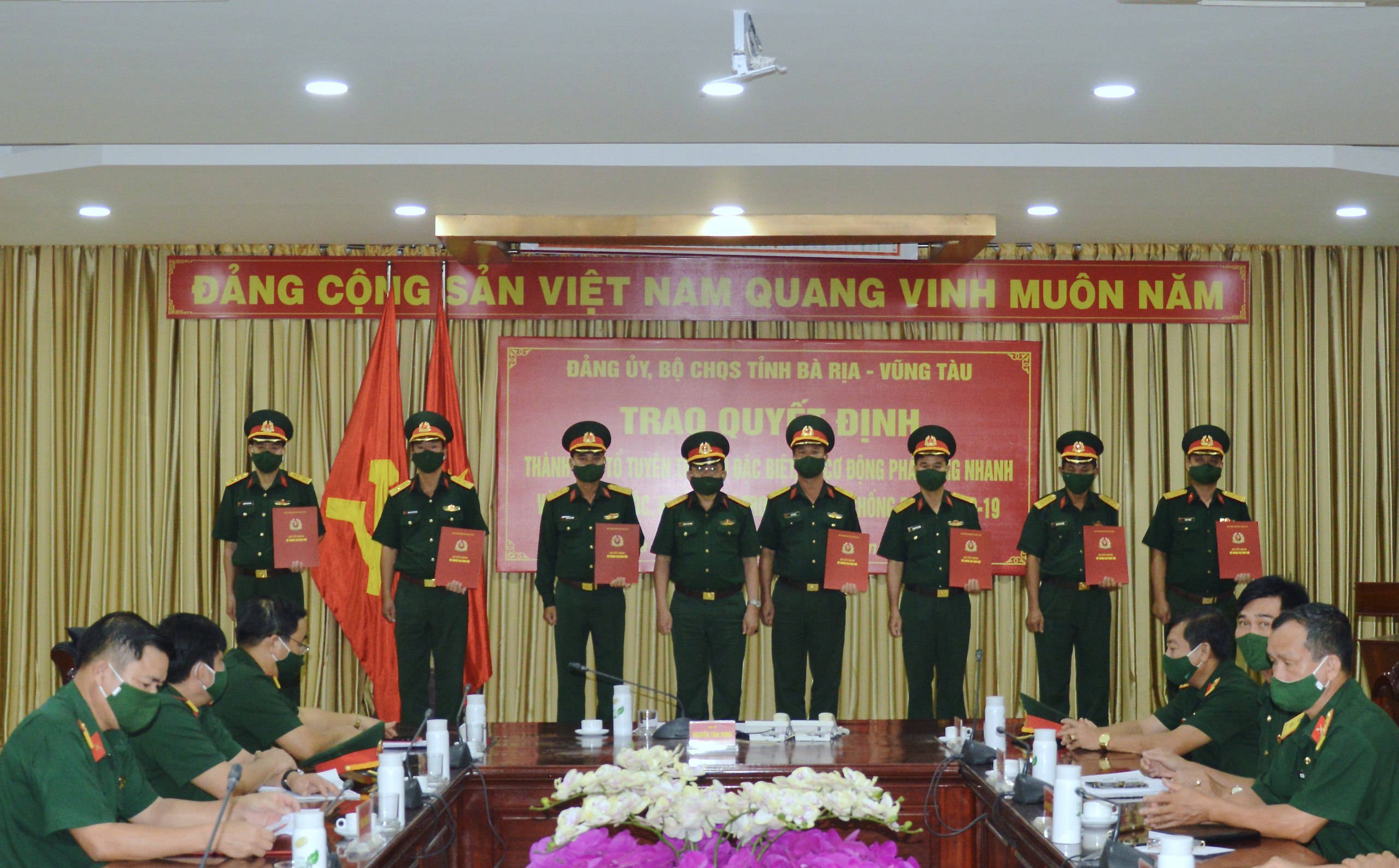 Đại tá Nguyễn Tâm Hùng, Chỉ huy trưởng Bộ CHQS tỉnh trao Quyết định thành lập Tổ tuyên truyền đặc biệt phòng chống dịch COVID-19 trong LLVT tỉnh.