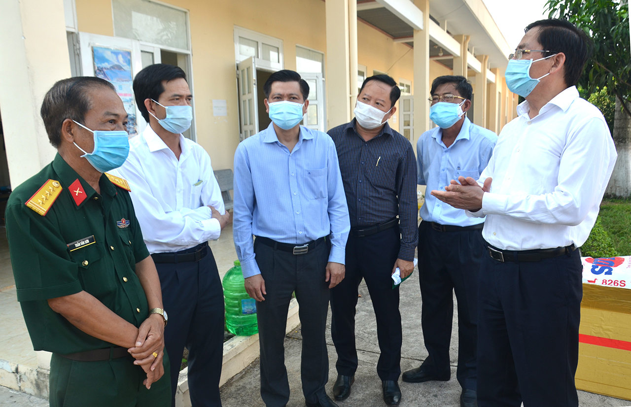 Ông Phạm Viết Thanh, Ủy viên Trung ương Đảng, Bí thư Tỉnh ủy kiểm tra công tác cách ly tại Trung đoàn Minh Đạm.