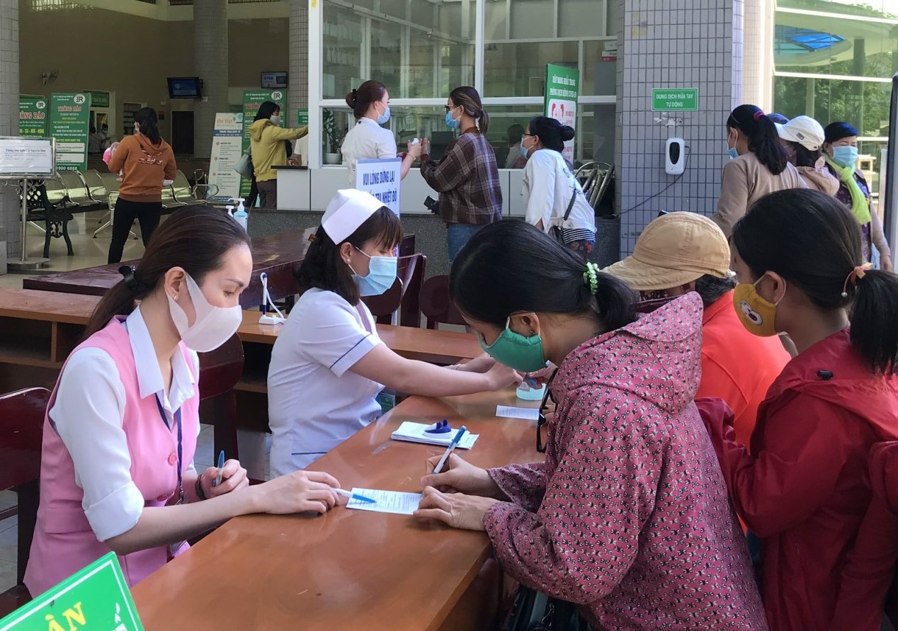 Người dân khai báo y tế tại Bệnh viện Bà Rịa. Ảnh: ANH ĐÀO