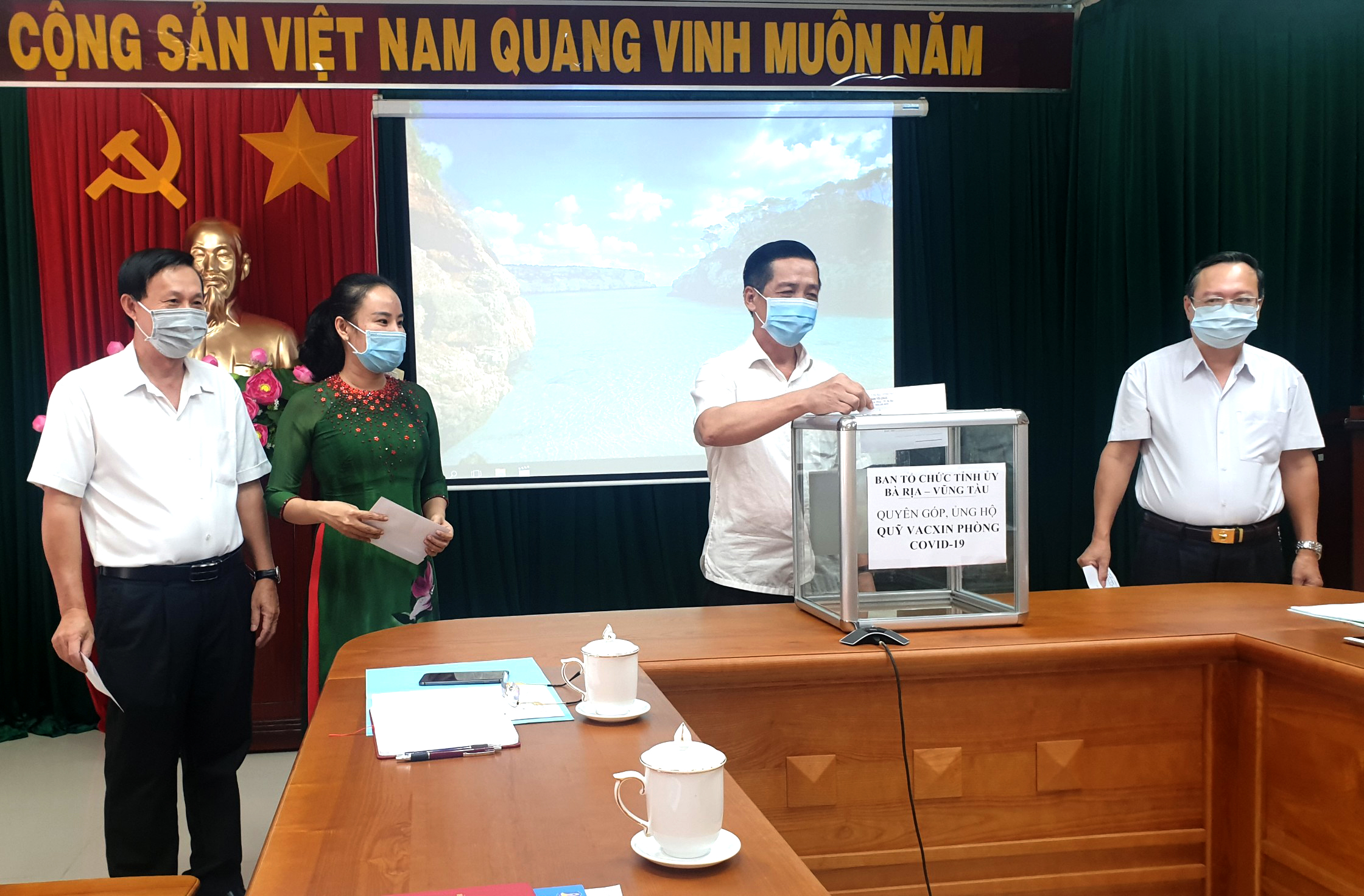 Ông Lưu Tài Đoàn, Ủy viên Ban Thường vụ Tỉnh ủy, Trưởng Ban Tổ chức Tỉnh ủy  cùng các cán bộ, công chức đóng góp mua vắc xin phòng, chống COVID-19.