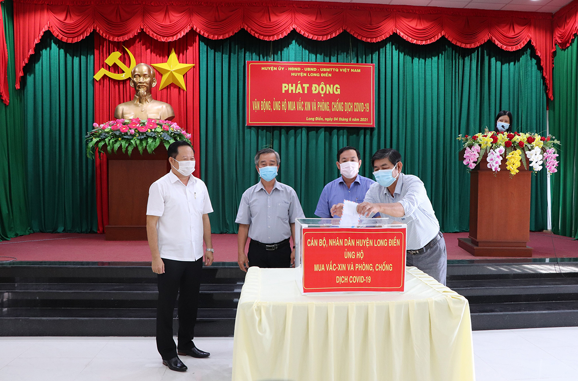 Lãnh đạo Huyện ủy, HĐND, UBND huyện Long Điền cùng các tổ chức, cá nhân đóng góp mua vắc xin và phòng, chống COVID-19.