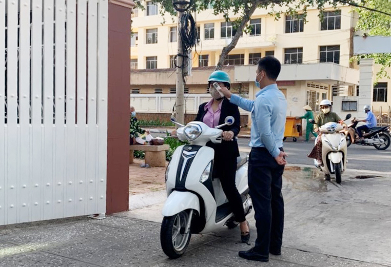 Kiểm tra thân nhiệt người lao động trước khi vào làm việc tại Công ty TNHH MTV Xổ số  kiến thiết tỉnh BR-VT.