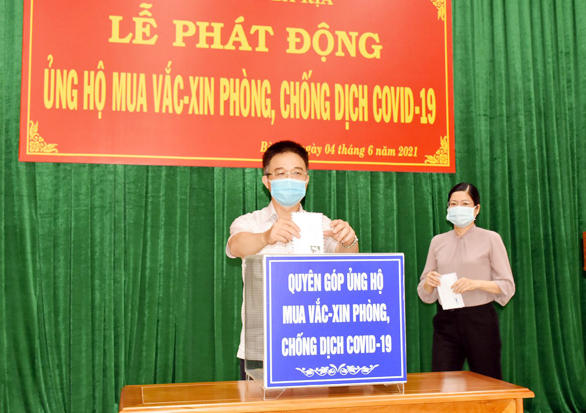 Ông Đặng Minh Thông, Ủy viên Ban Thường vụ Tỉnh ủy, Bí thư Thành ủy Bà Rịa đóng góp cho Quỹ mua vắc xin và phòng, chống COVID-19.