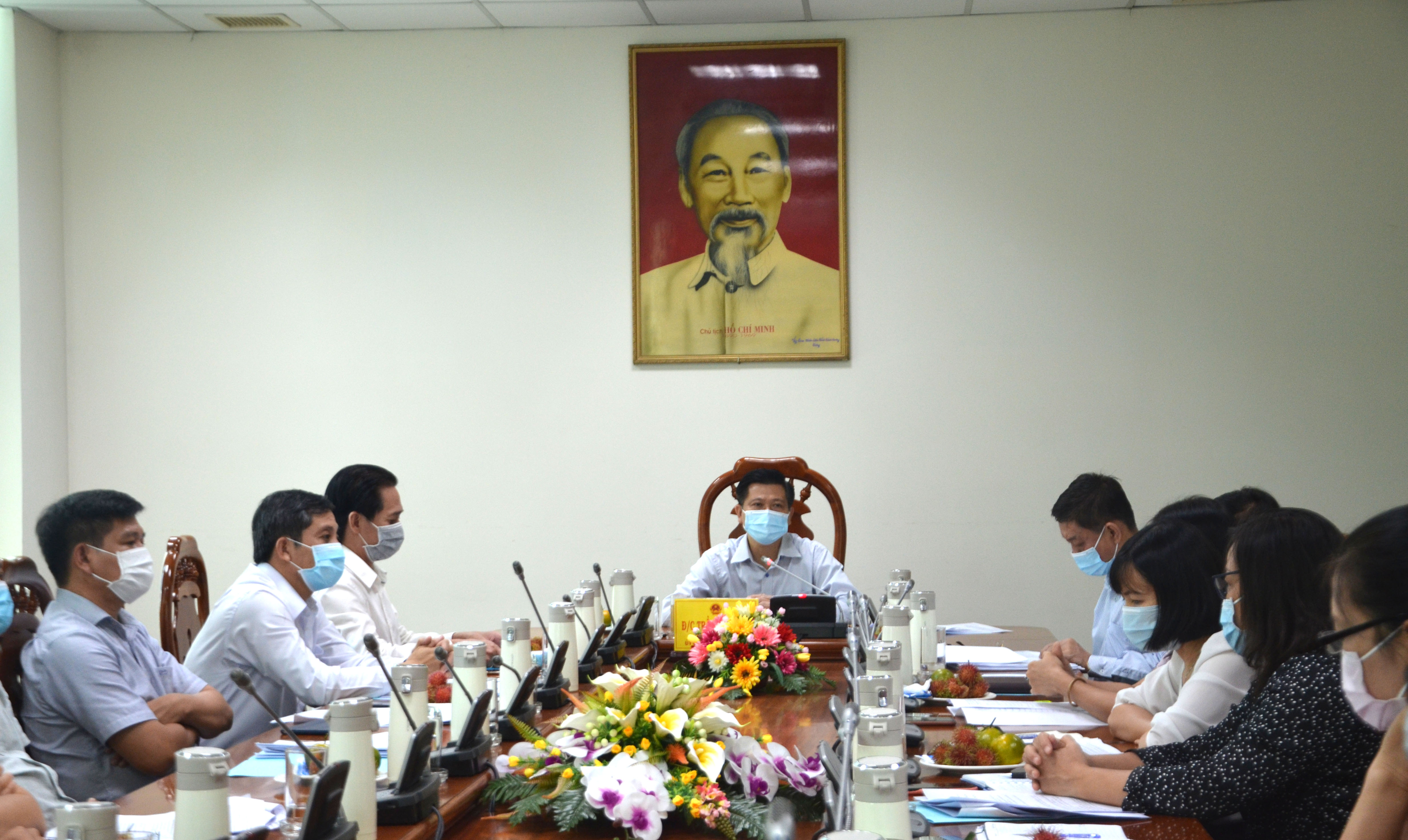 Ông Trần Văn Tuấn, Phó Chủ tịch UBND tỉnh chủ trì, phát biểu tại cuộc họp.