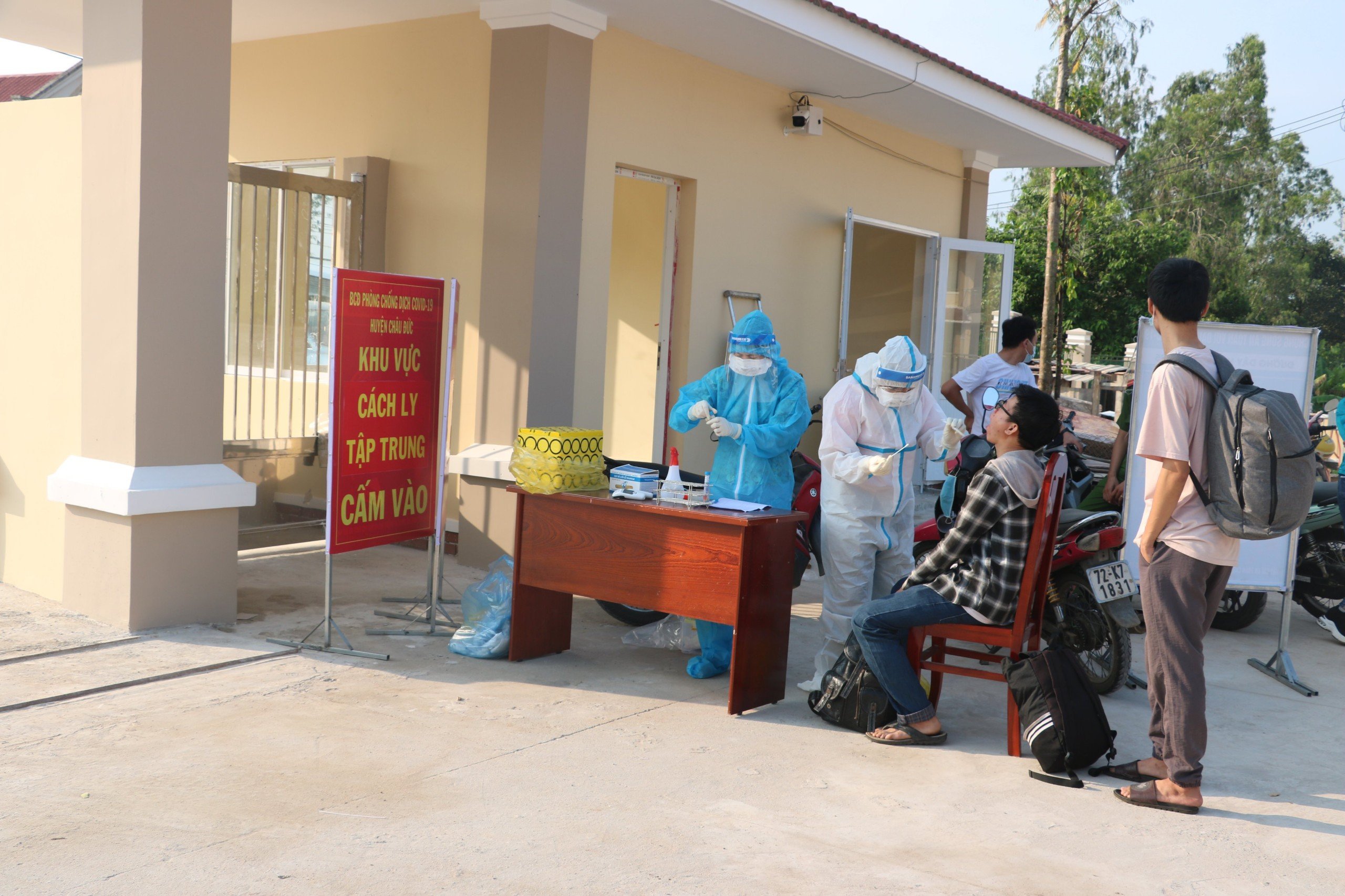 Lực lượng chức năng lấy mẫu xét nghiệm các trường hợp trở về từ vùng dịch TP. Hồ Chí Minh trước khi vào khu cách ly tập trung trên địa bàn huyện Châu Đức.