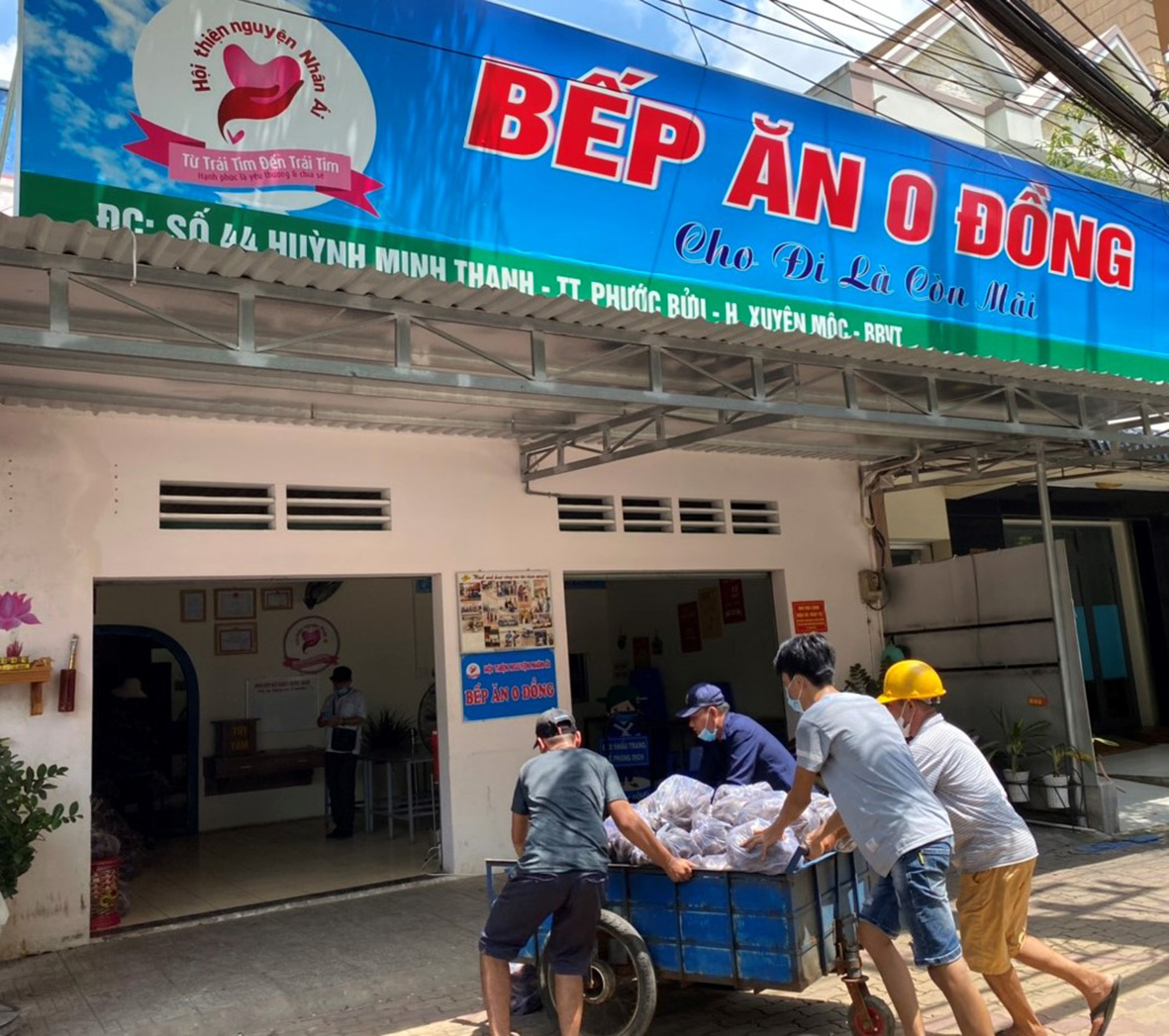 Chuyển khoai lang tím vào “Bếp ăn 0 đồng”.