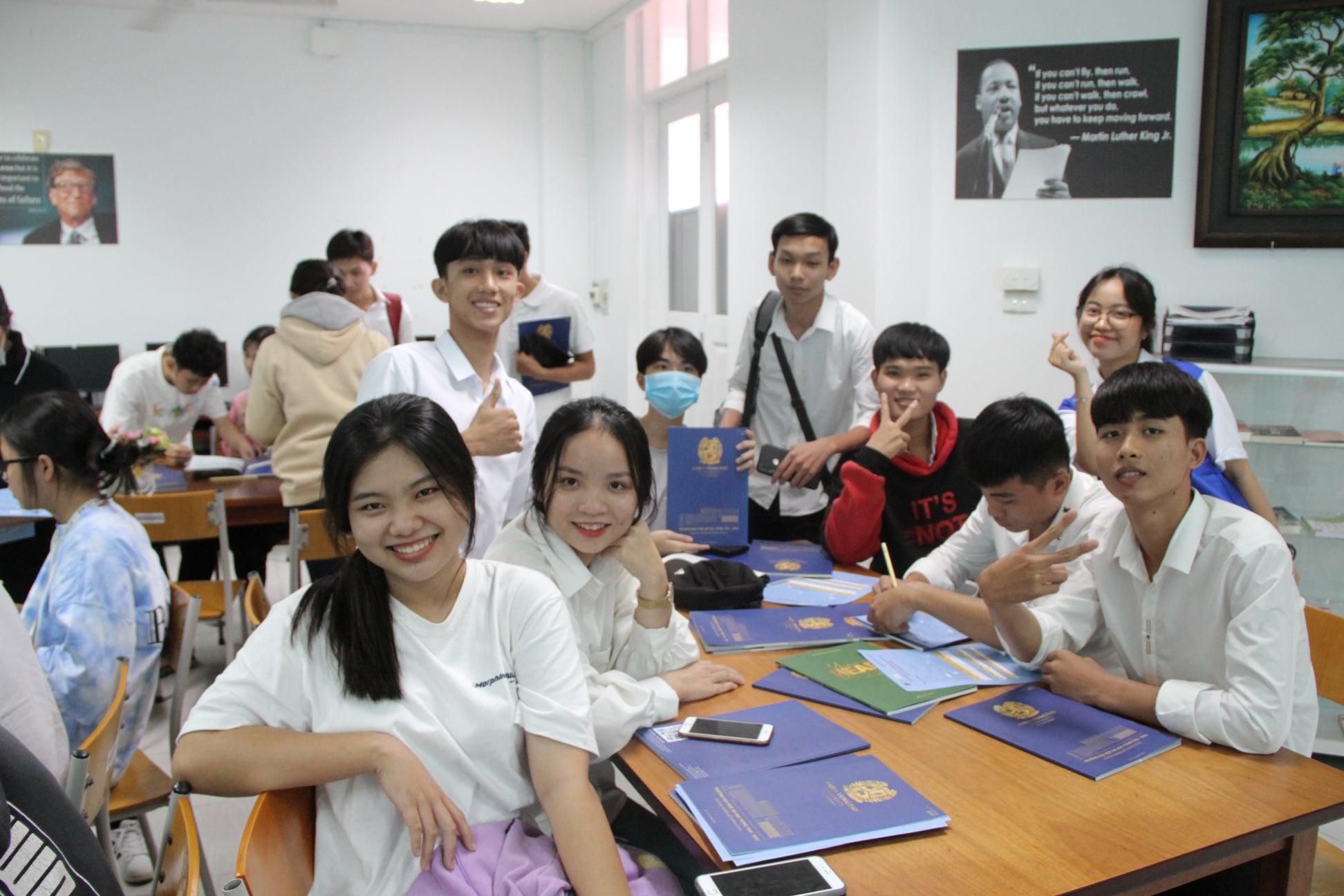 Các bạn học sinh tìm hiểu phương thức xét tuyển học bạ khi tham gia chương trình BVU Campus tour 2021.