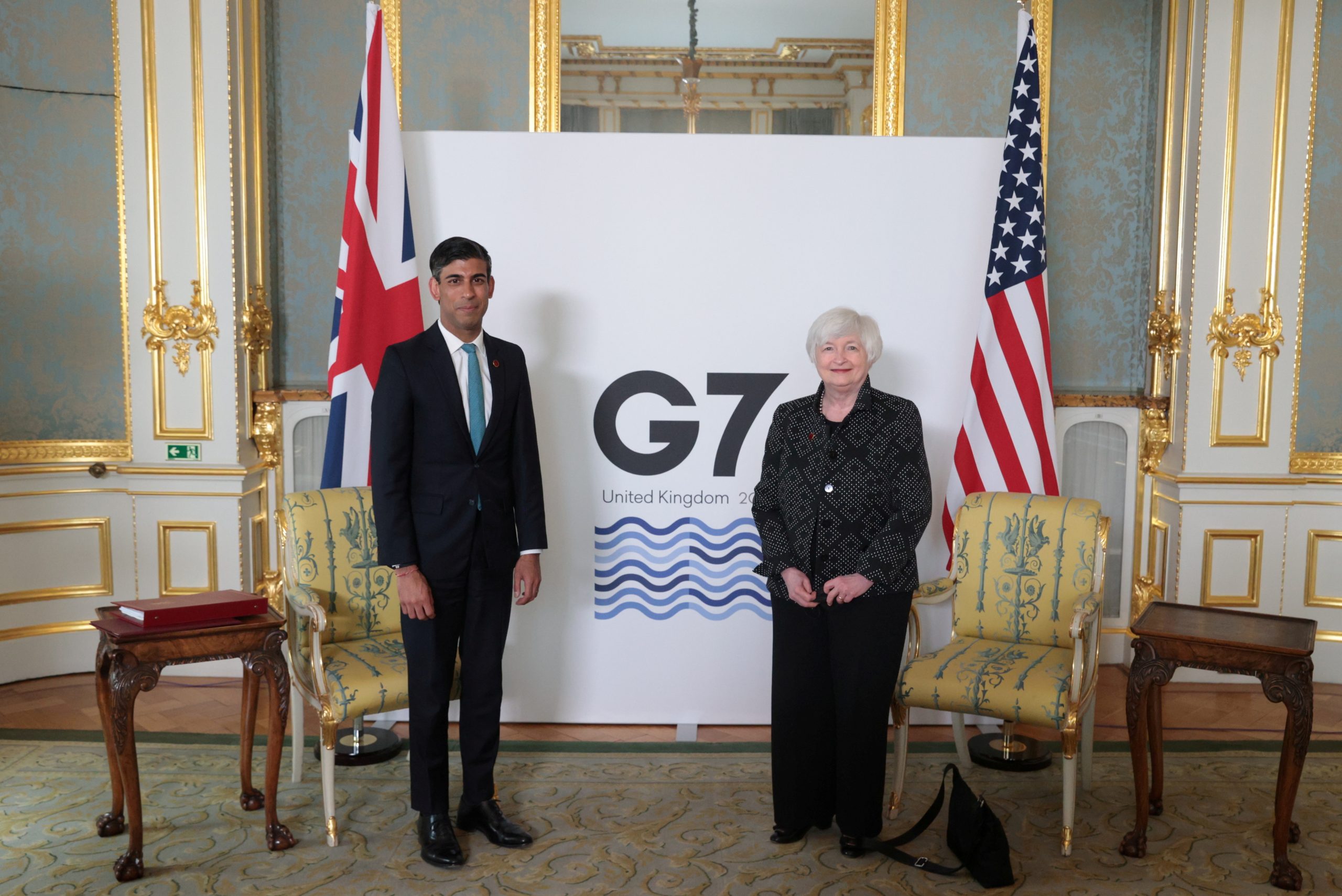 Bộ trưởng Tài chính Anh Rishi Sunak (trái) trong cuộc gặp Bộ trưởng Tài chính Mỹ Janet Yellen tại London.