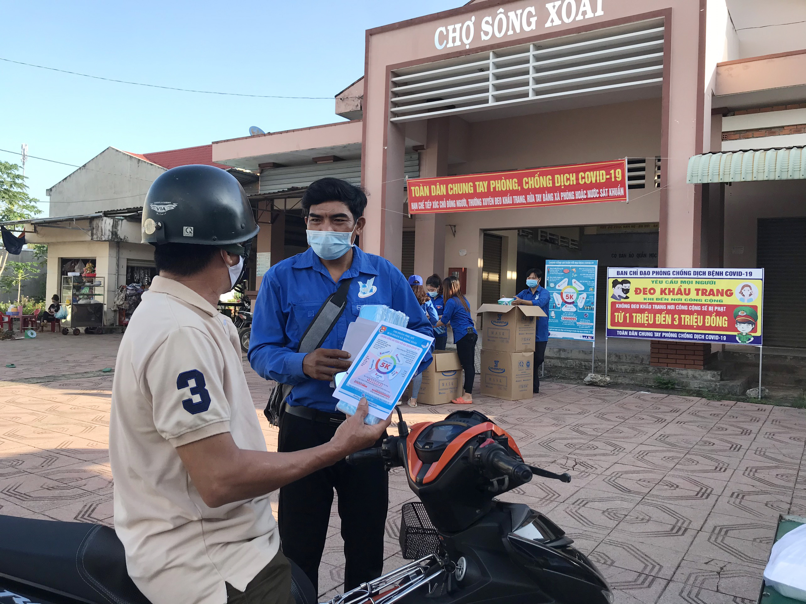 Thanh niên xã Sông Xoài (TX.Phú Mỹ) tặng khẩu trang cho người dân  trên địa bàn xã.